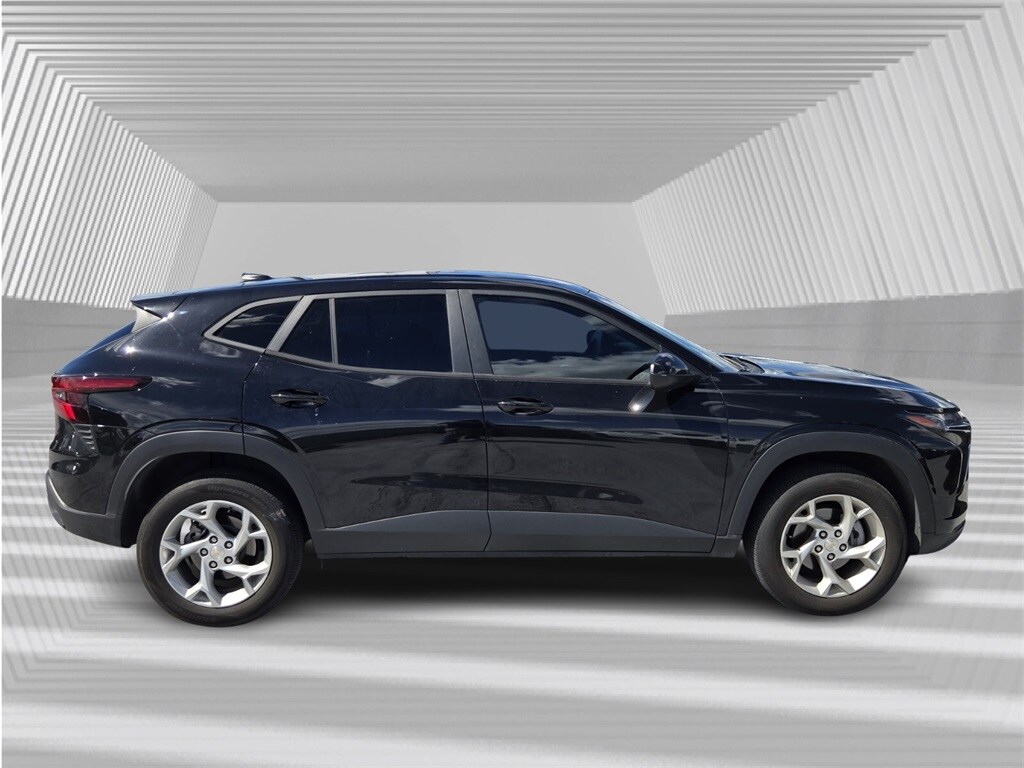 2024 Chevrolet Trax LS photo 3