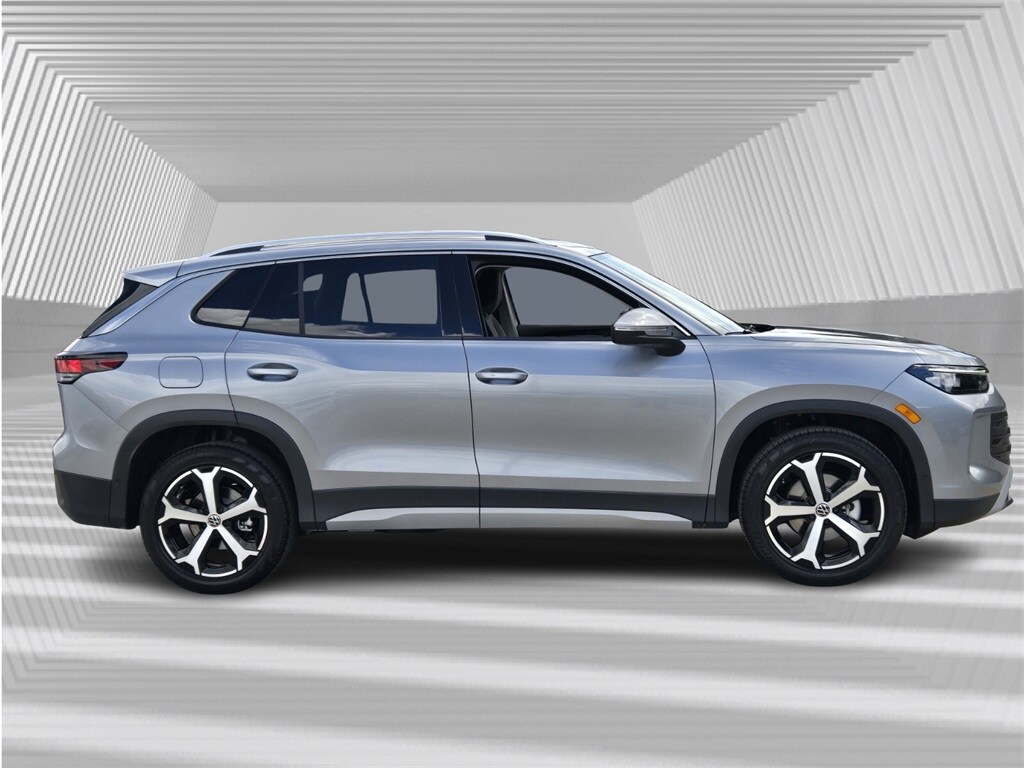 2025 Volkswagen Tiguan SE photo 2
