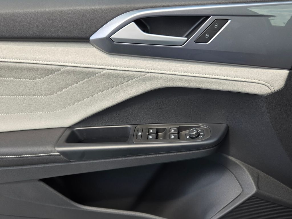 2025 Volkswagen Taos SEL - Photo 14