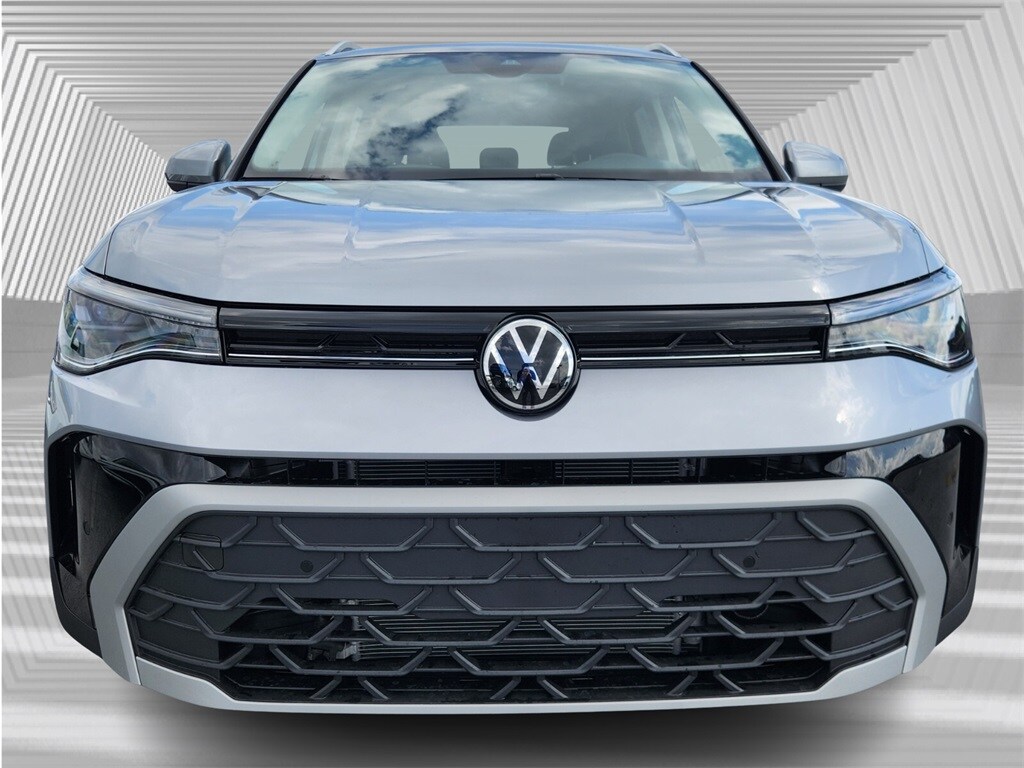 2025 Volkswagen Taos SE photo 3
