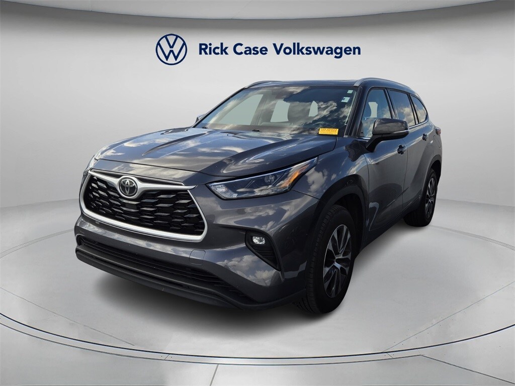 2022 Toyota Highlander XLE photo 2