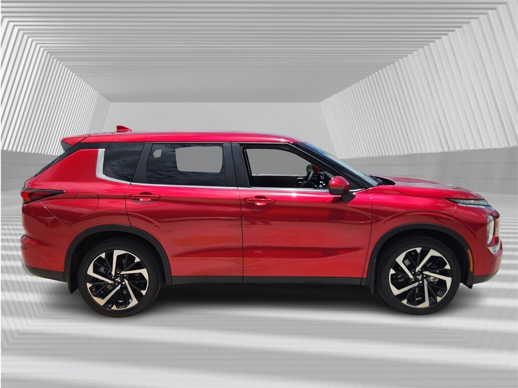 2022 Mitsubishi Outlander SE photo 2