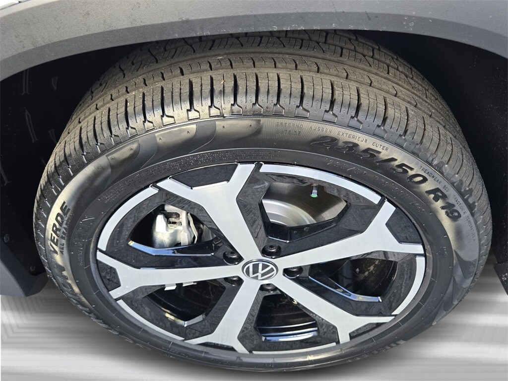 2026 Volkswagen Tiguan SE photo 4