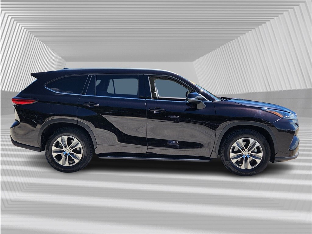 2022 Toyota Highlander XLE photo 2