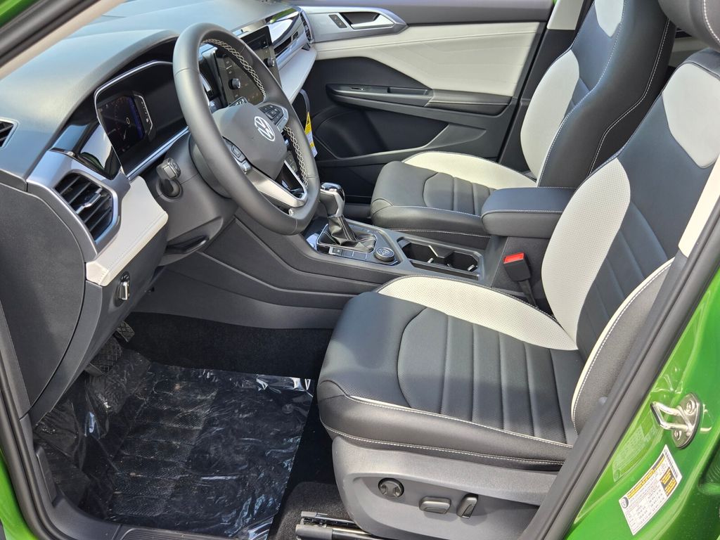 2025 Volkswagen Taos SEL - Photo 6