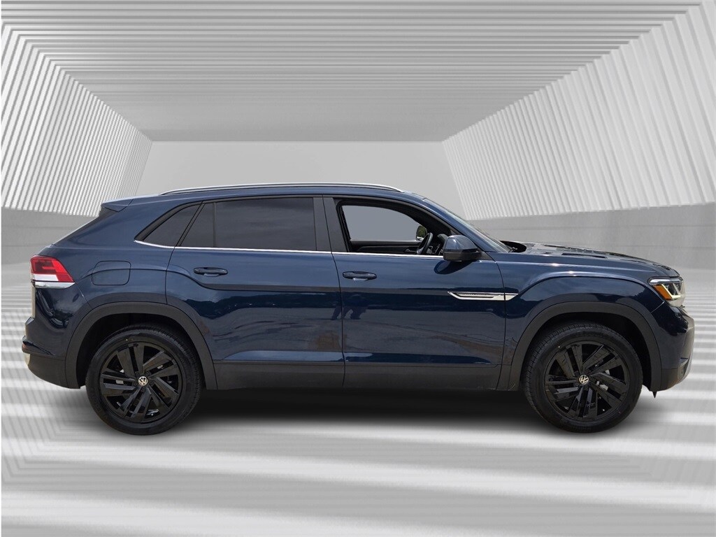 2022 Volkswagen Atlas Cross Sport V6 SE Technology photo 2