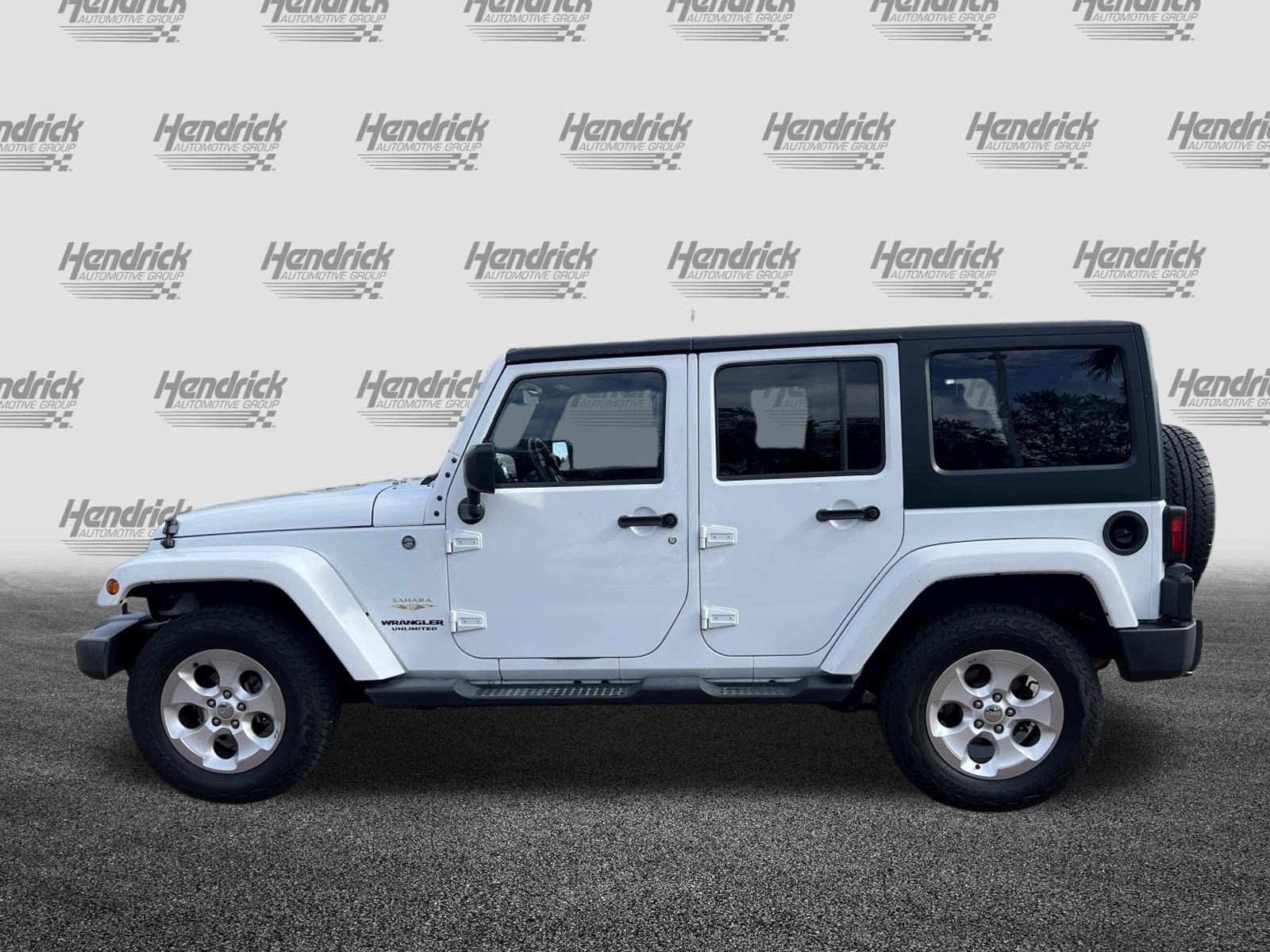 2015 Jeep Wrangler Unlimited Sahara photo 6