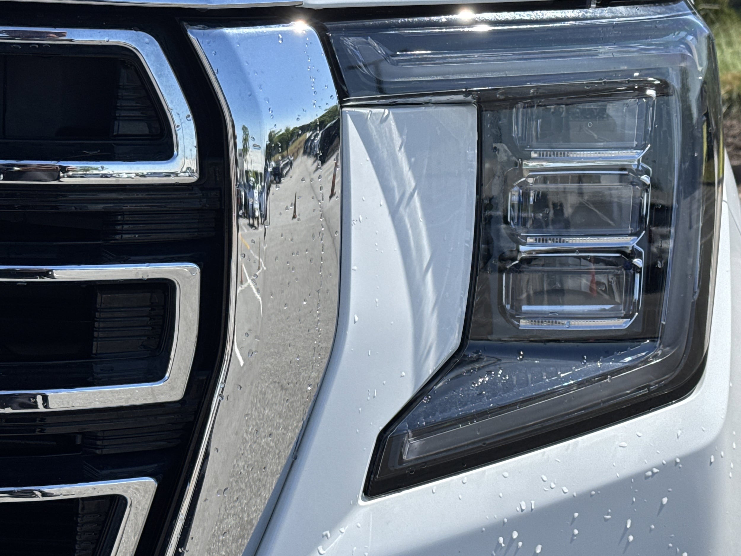 2023 GMC Yukon SLT photo 4