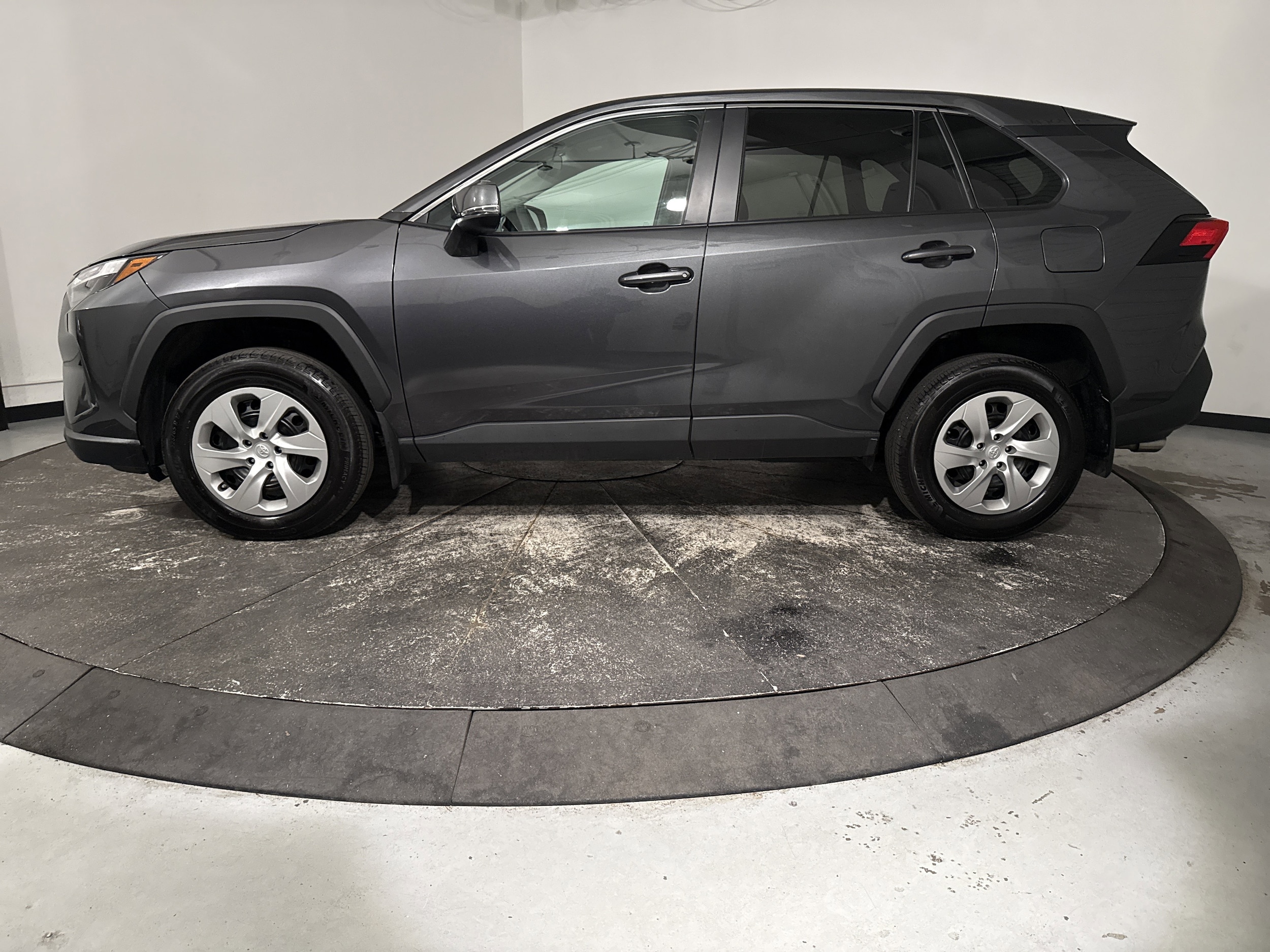 2023 Toyota RAV4 LE photo 5