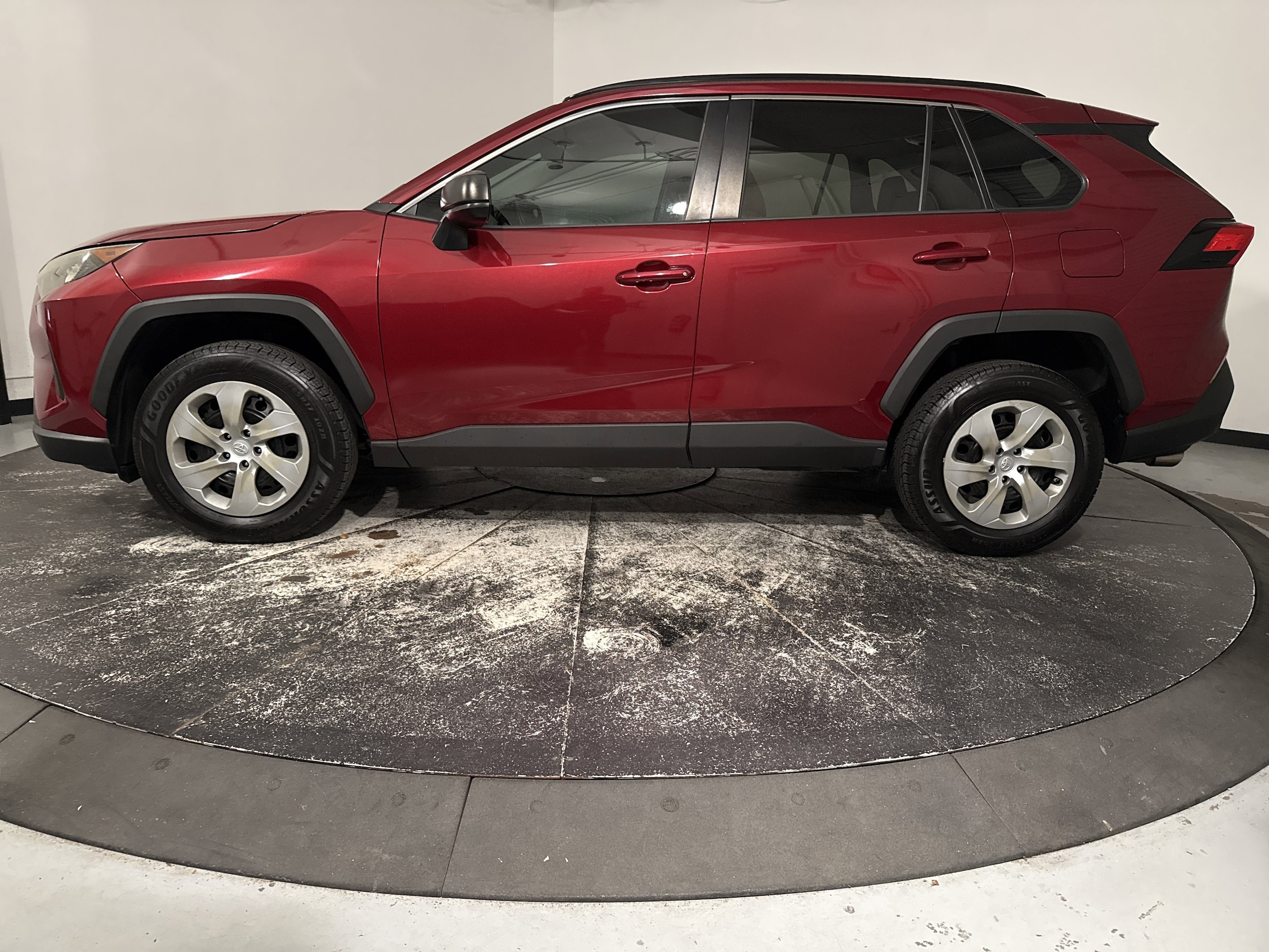 2019 Toyota RAV4 LE photo 5