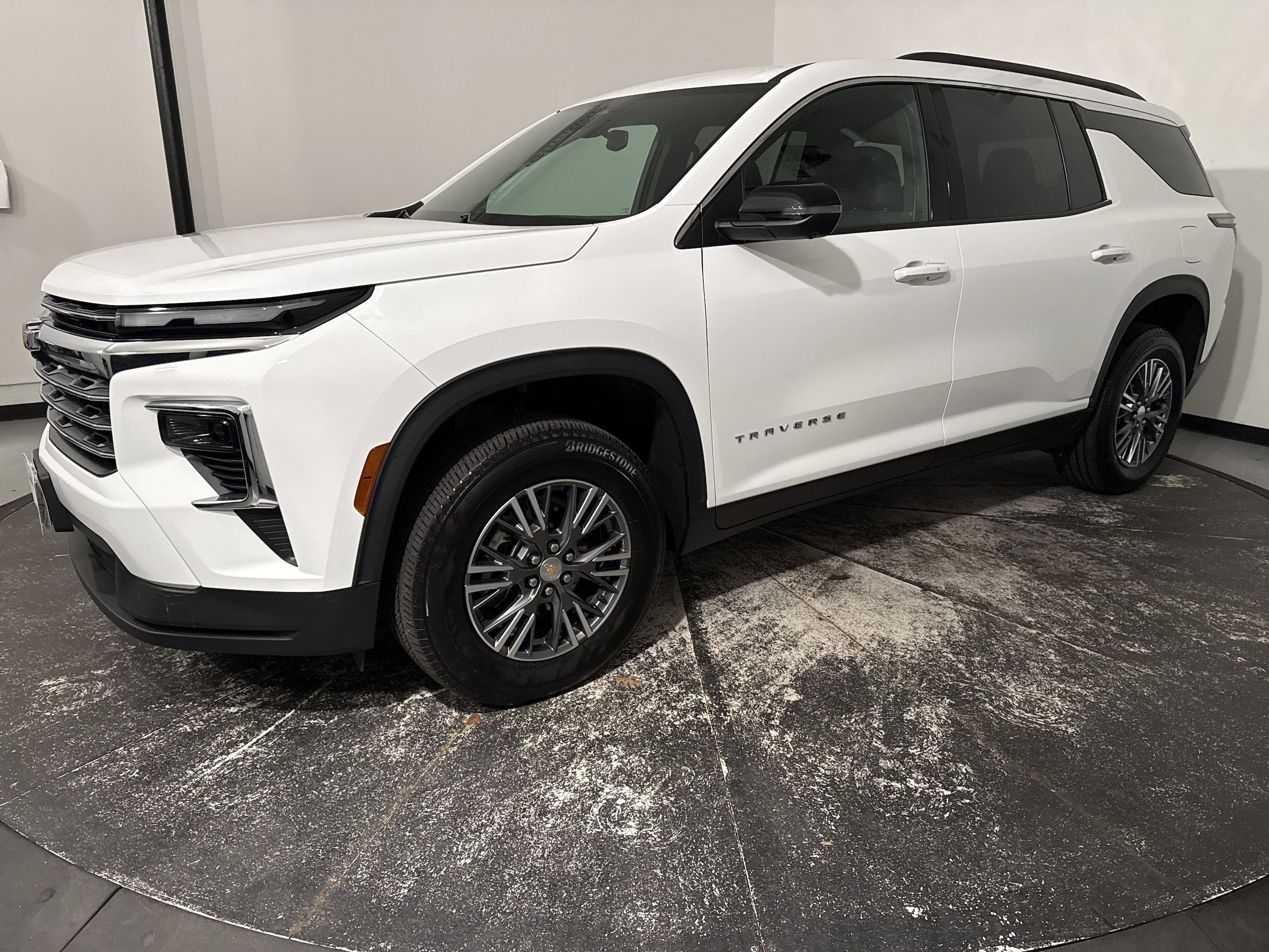 2024 Chevrolet Traverse AWD LT photo 2