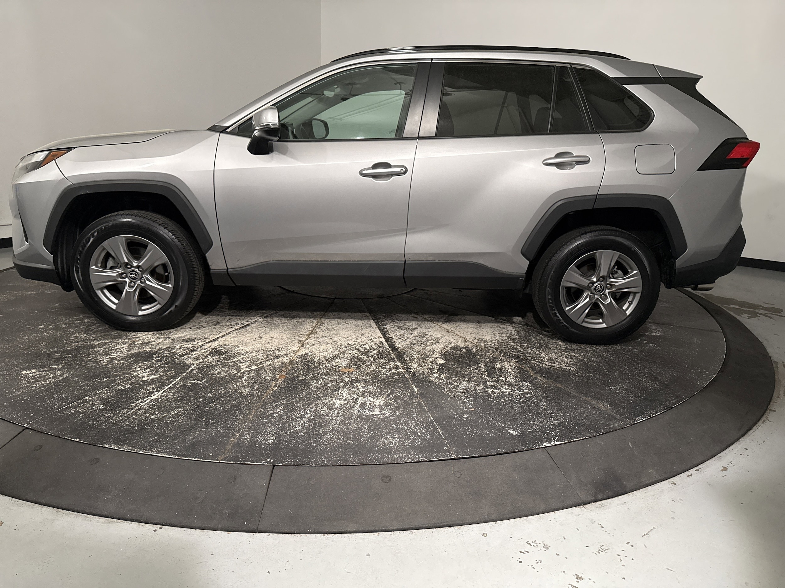 2022 Toyota RAV4 XLE photo 5