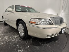 2005 Lincoln Town Car Signature Sedan