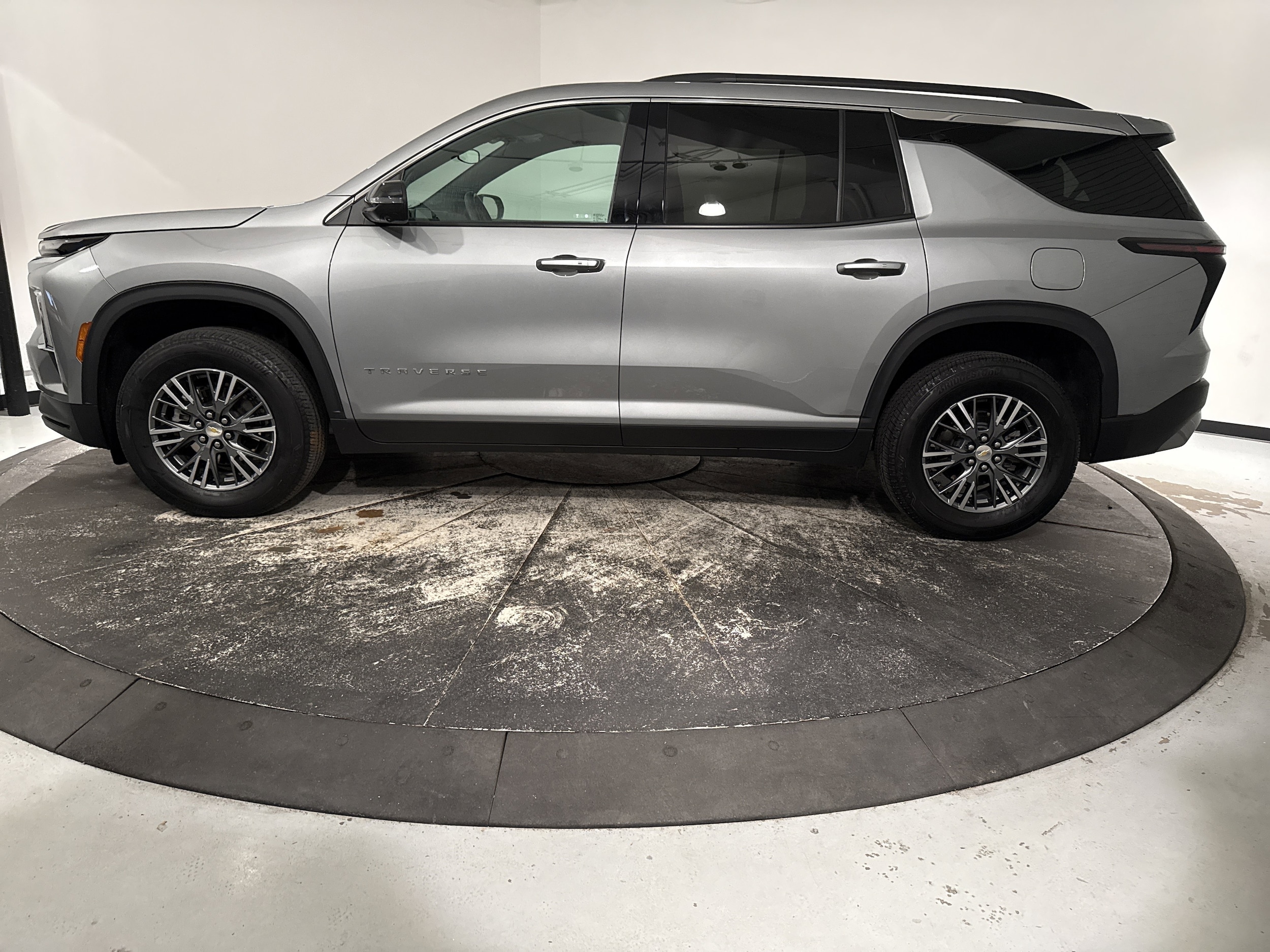 2024 Chevrolet Traverse AWD LT photo 4