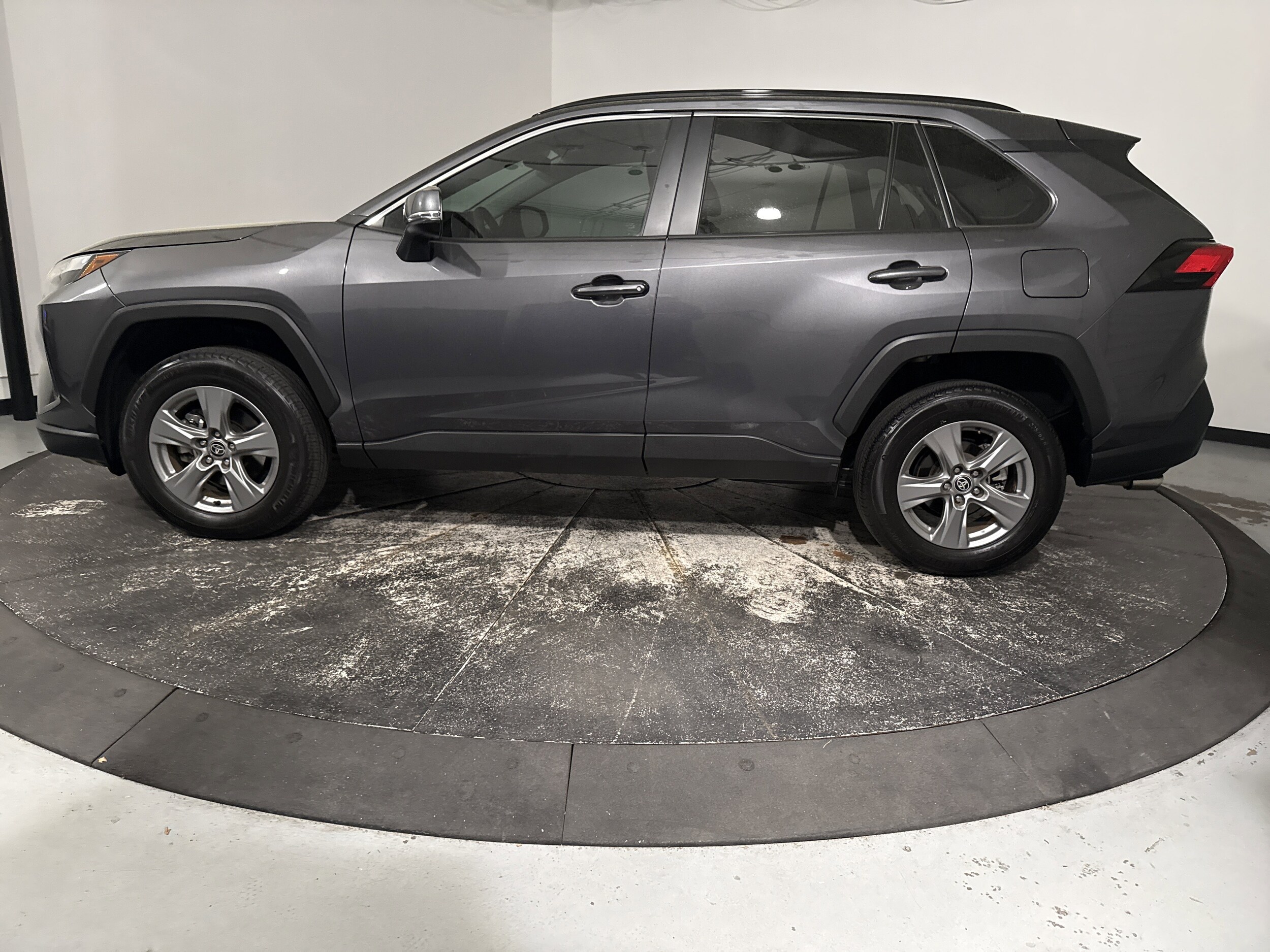 2022 Toyota RAV4 XLE photo 5