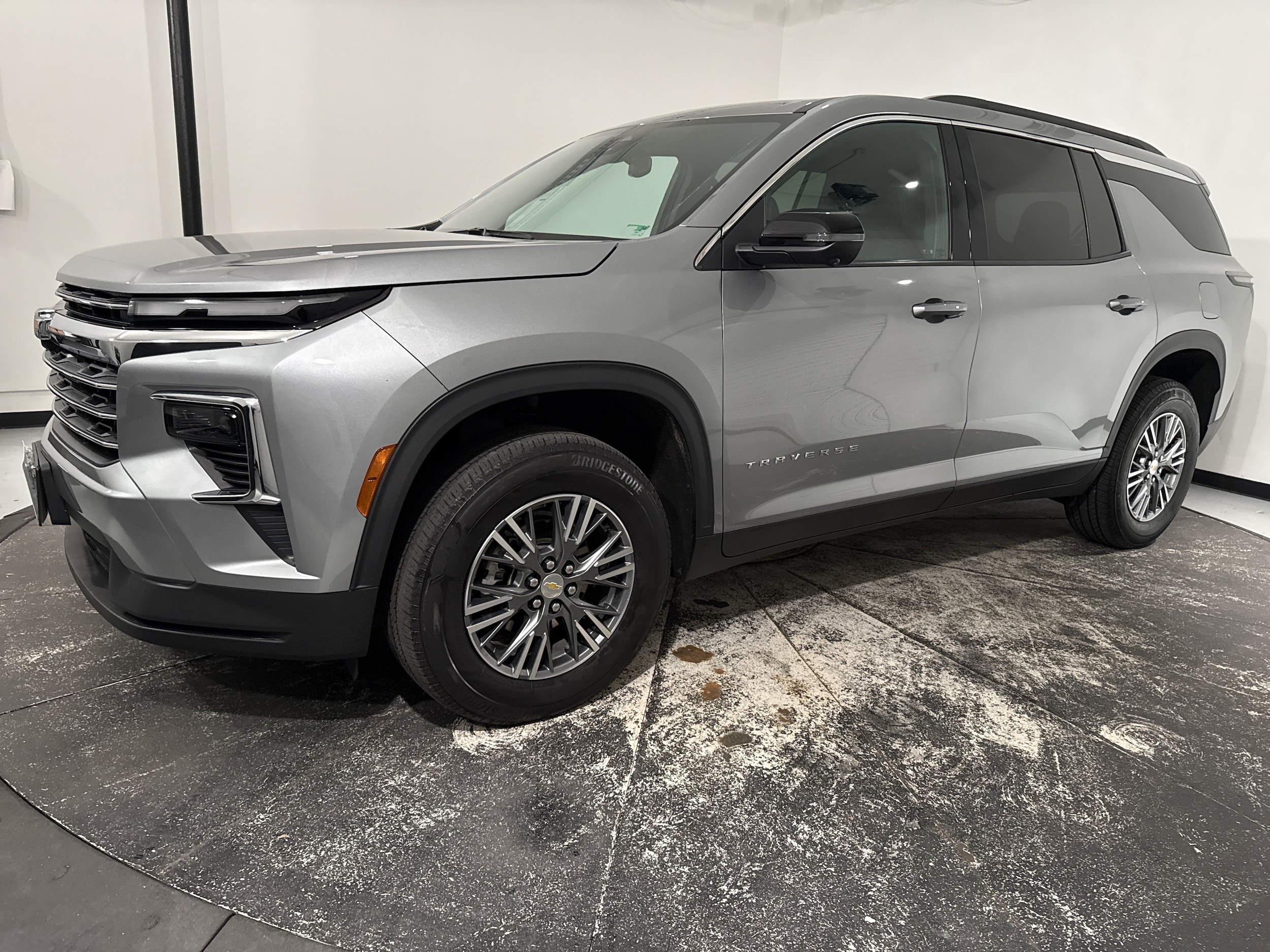 2024 Chevrolet Traverse AWD LT photo 2