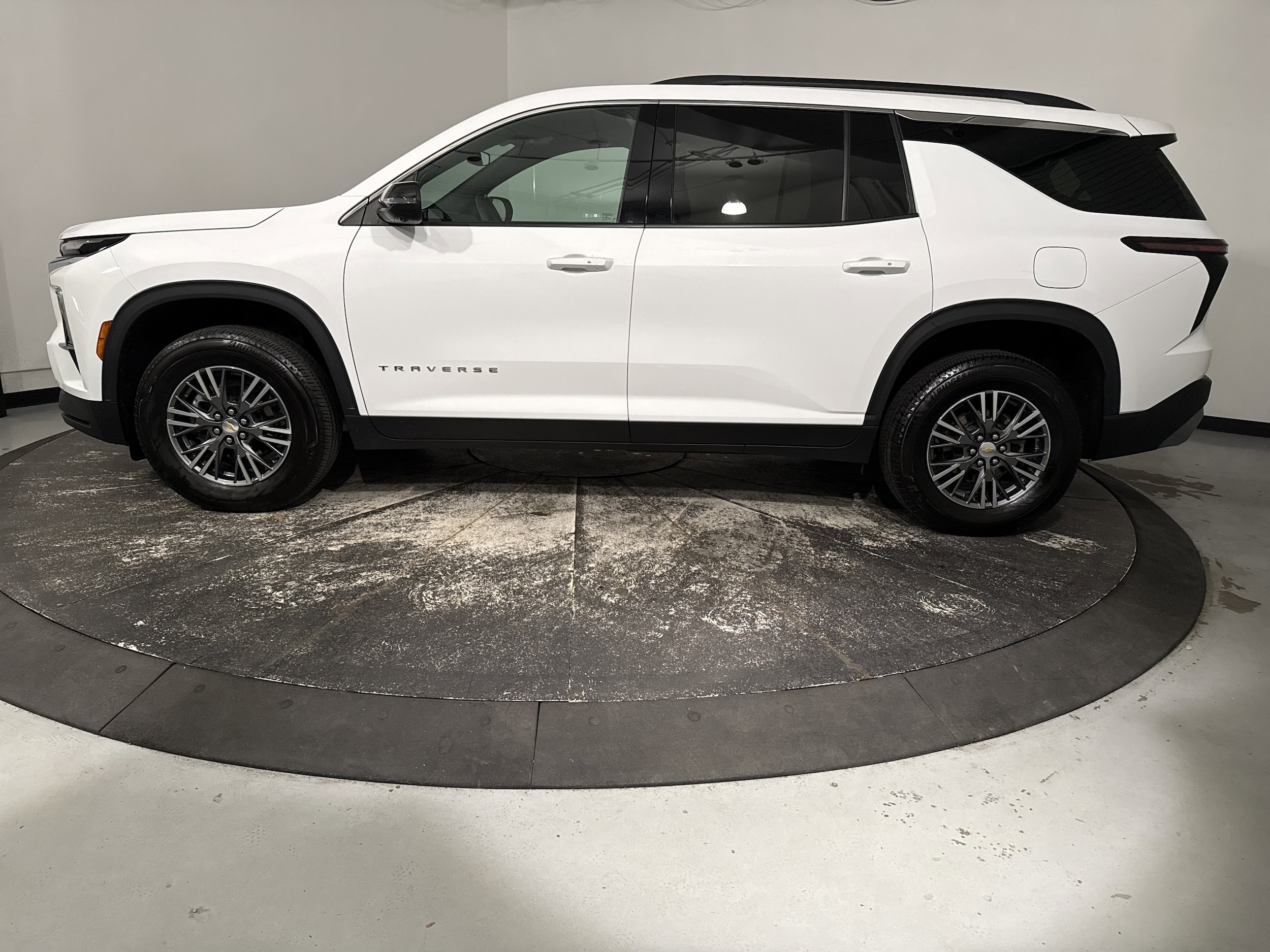 2024 Chevrolet Traverse AWD LT photo 4