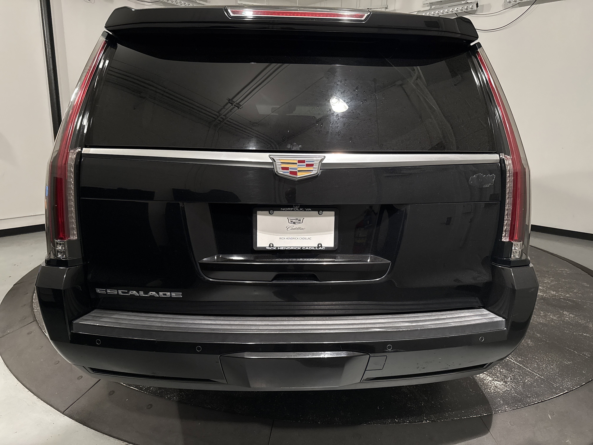 2016 CADILLAC Escalade ESV photo 3