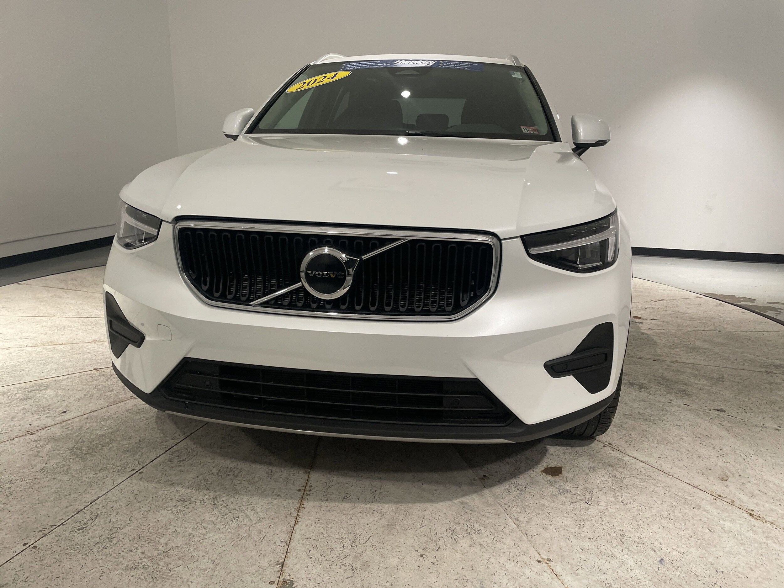 2024 Volvo XC40 Core photo 2