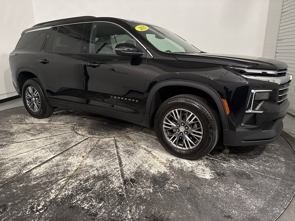 Used 2025 Chevrolet Traverse FWD LT SUV