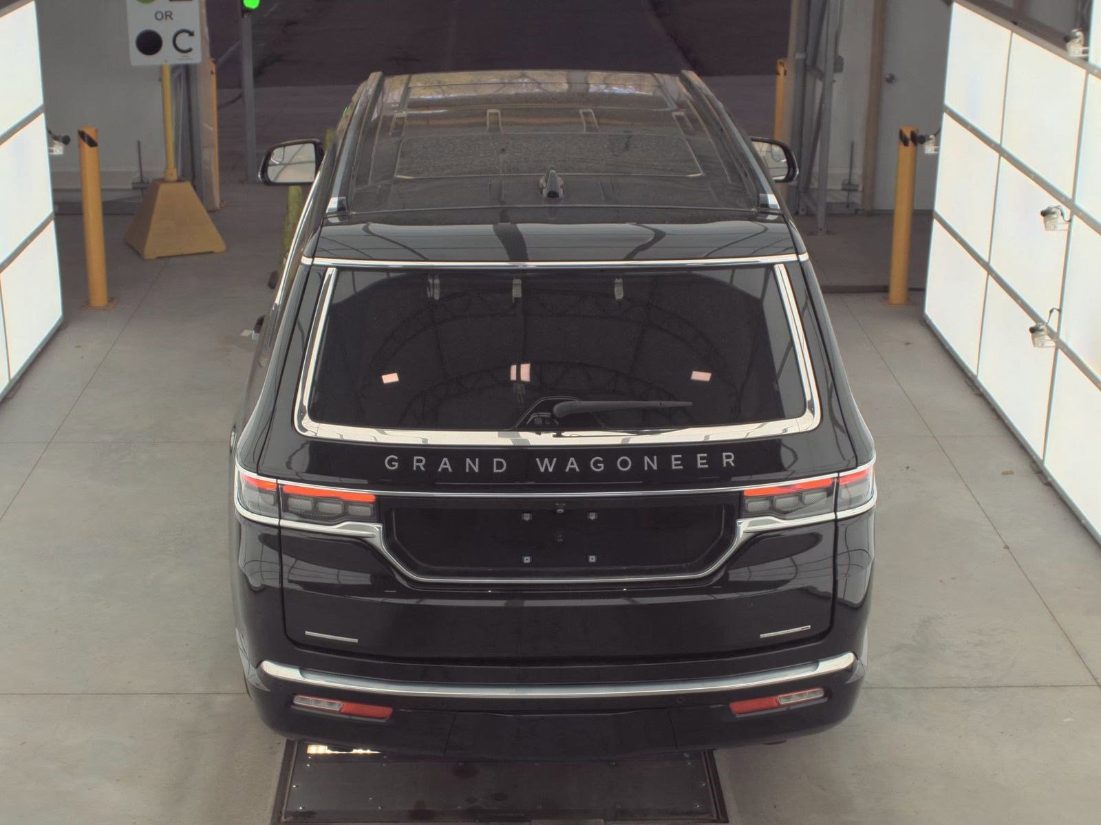 2022 Jeep Grand Wagoneer Series III photo 6