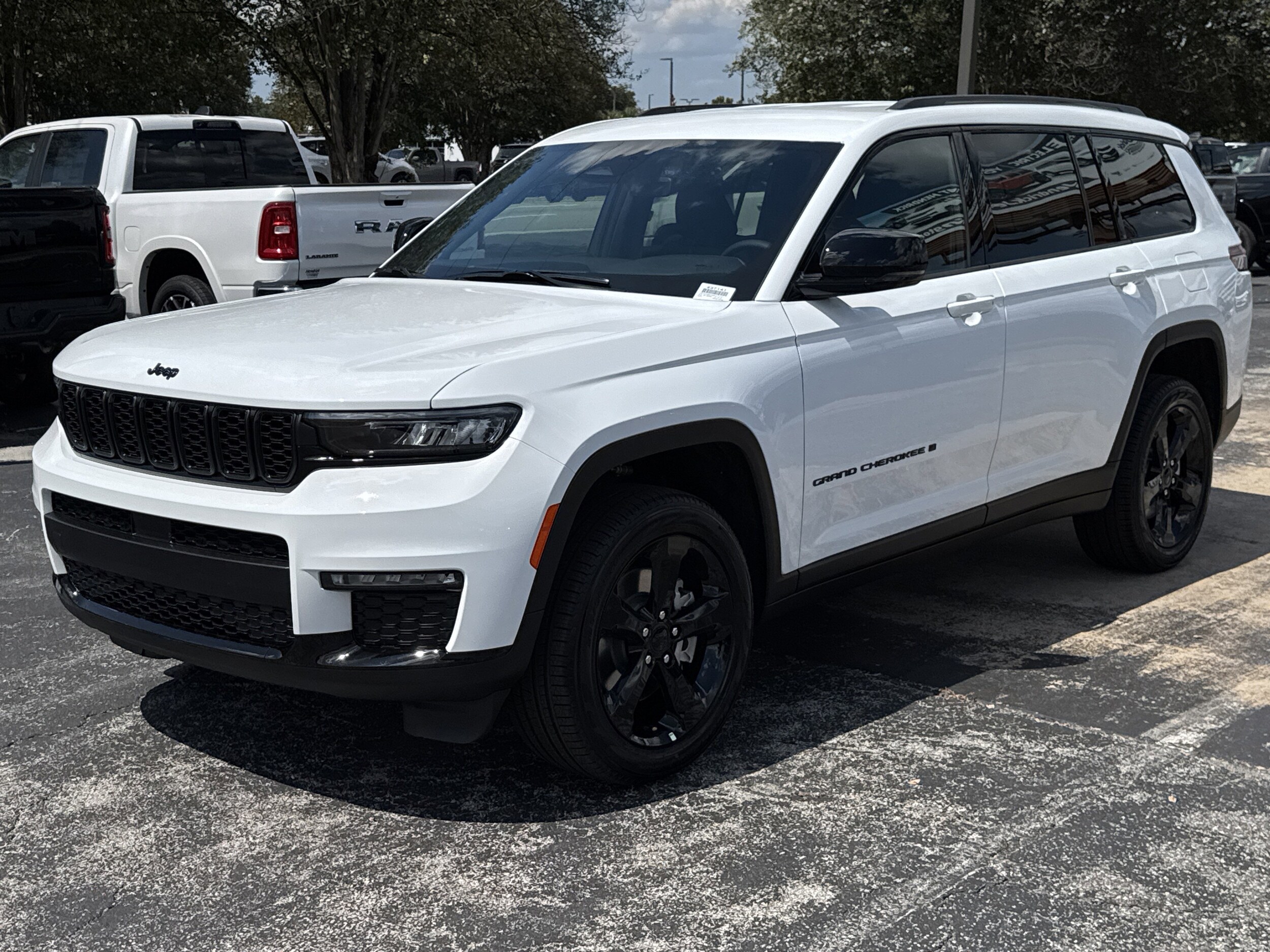 2025 Jeep Grand Cherokee Limited photo 3