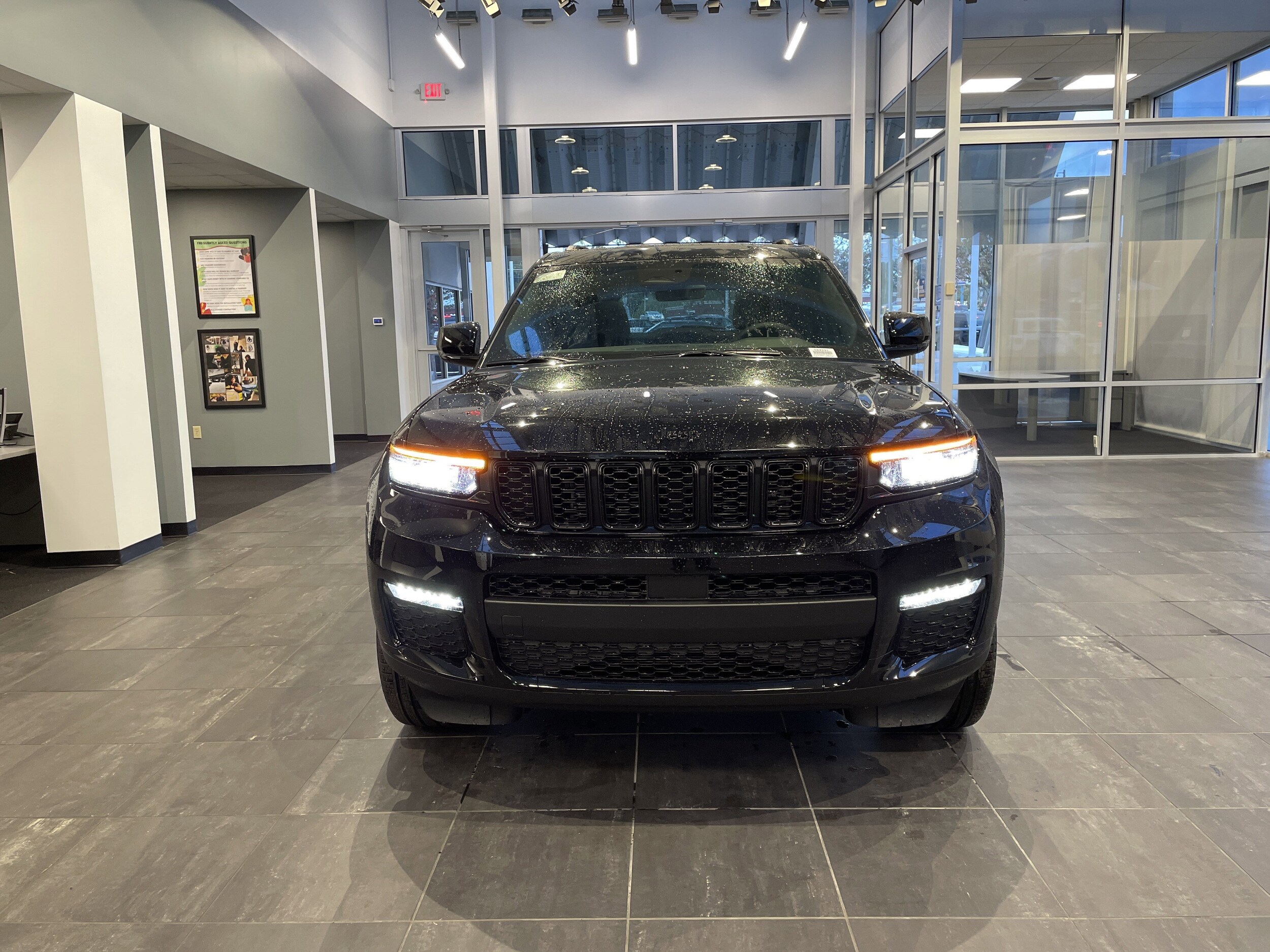 2025 Jeep Grand Cherokee Limited photo 2