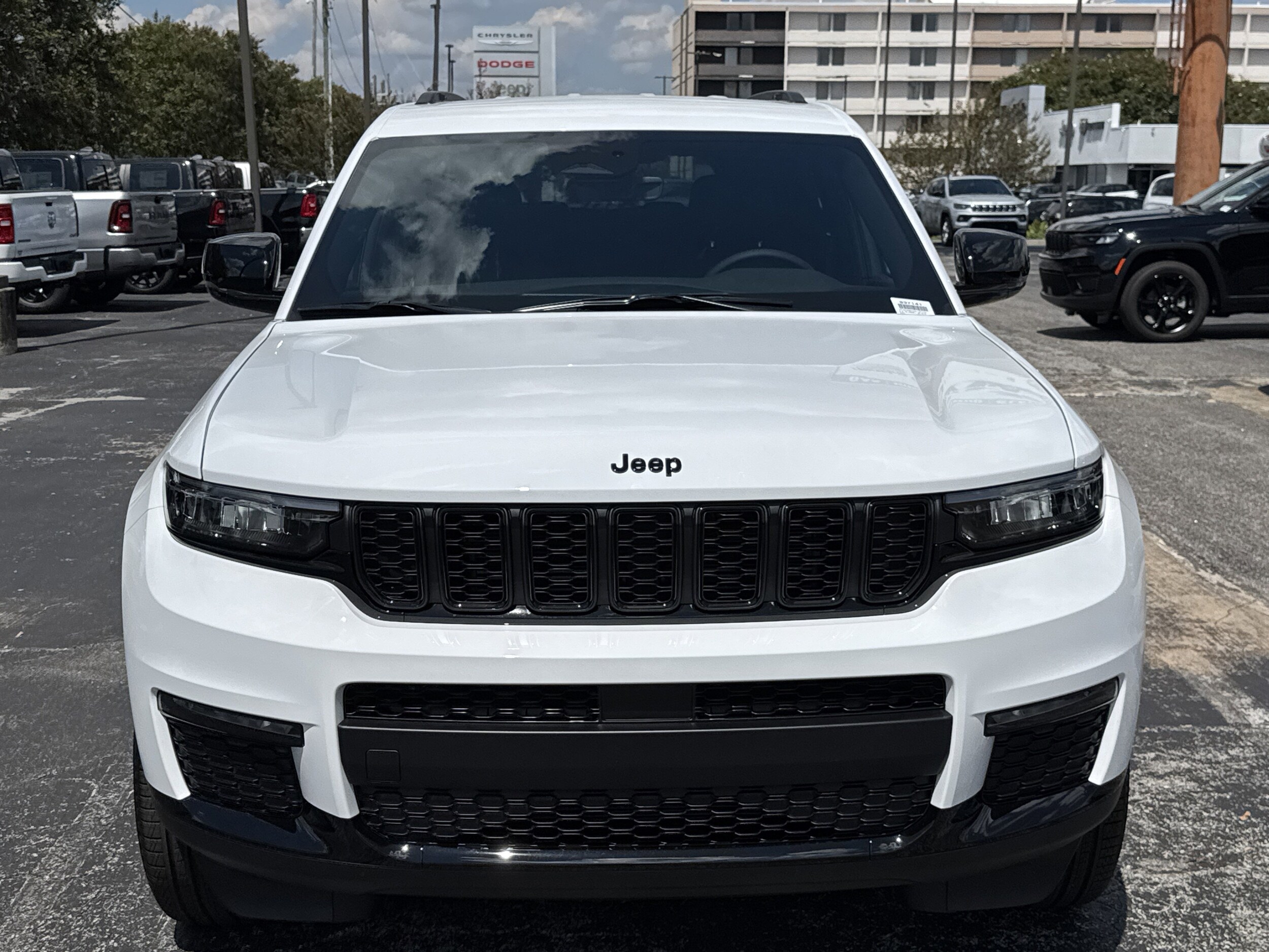 2025 Jeep Grand Cherokee Limited photo 2