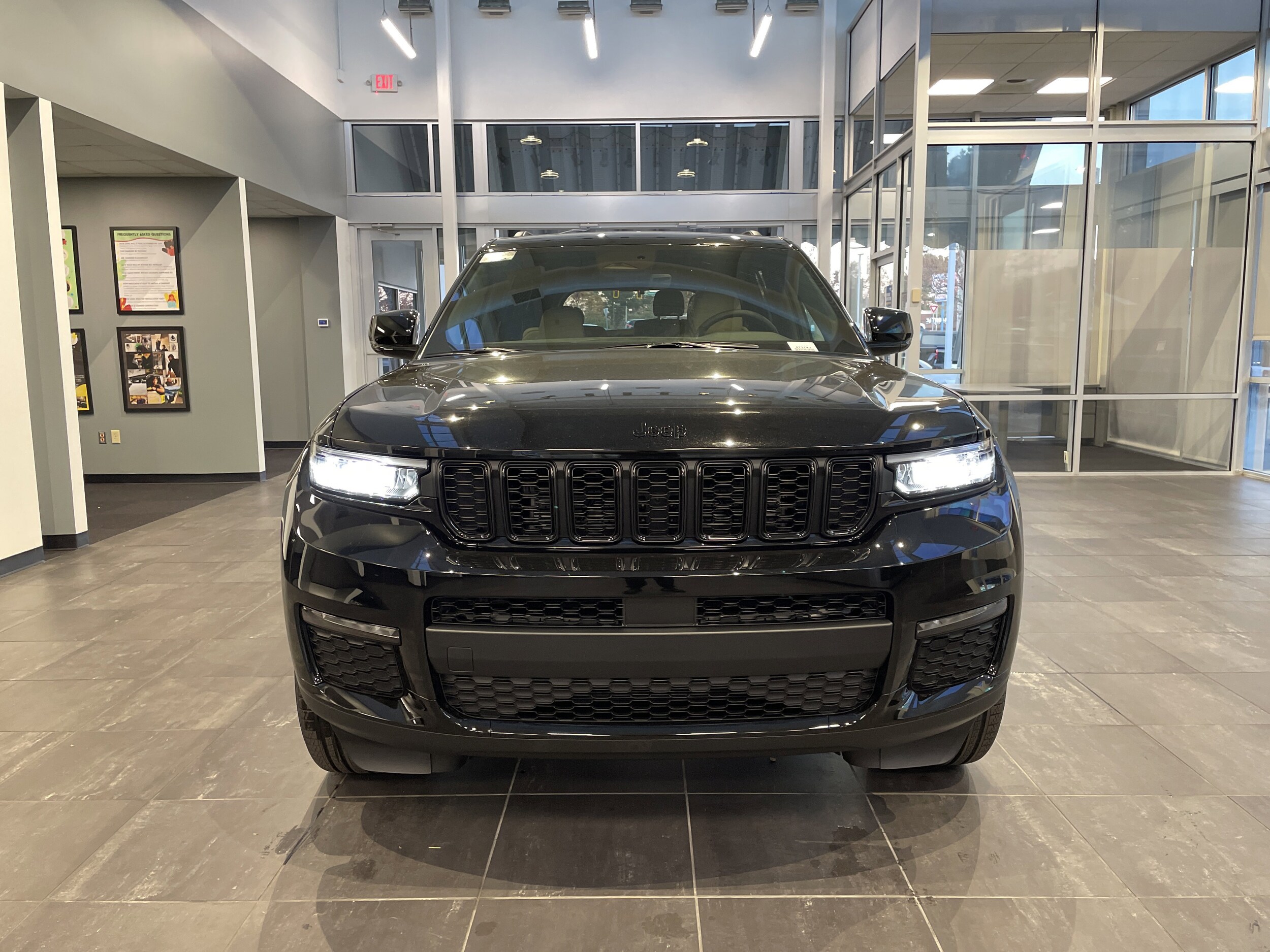 2025 Jeep Grand Cherokee Limited photo 2