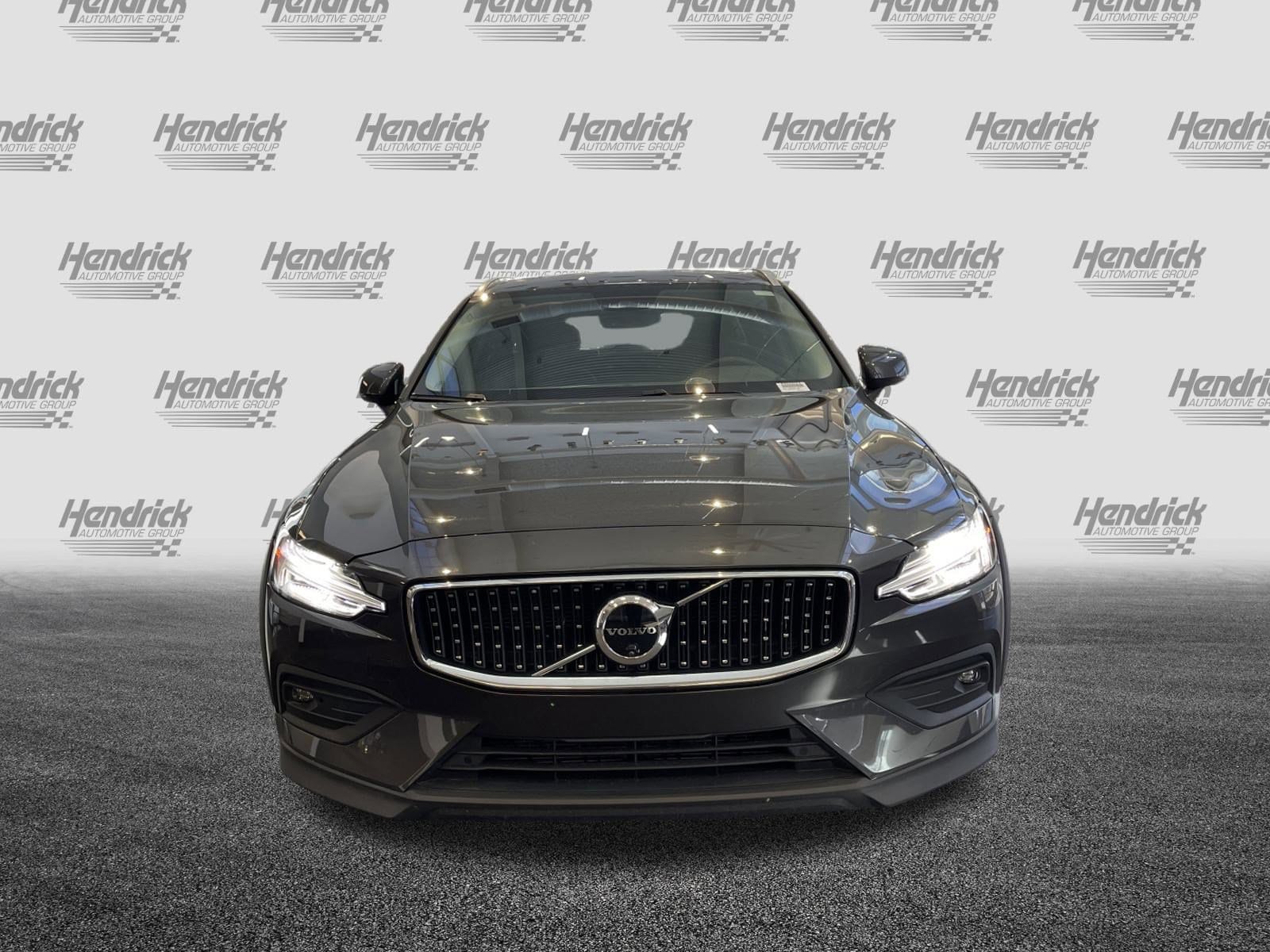 2025 Volvo V60 Cross Country Plus photo 2