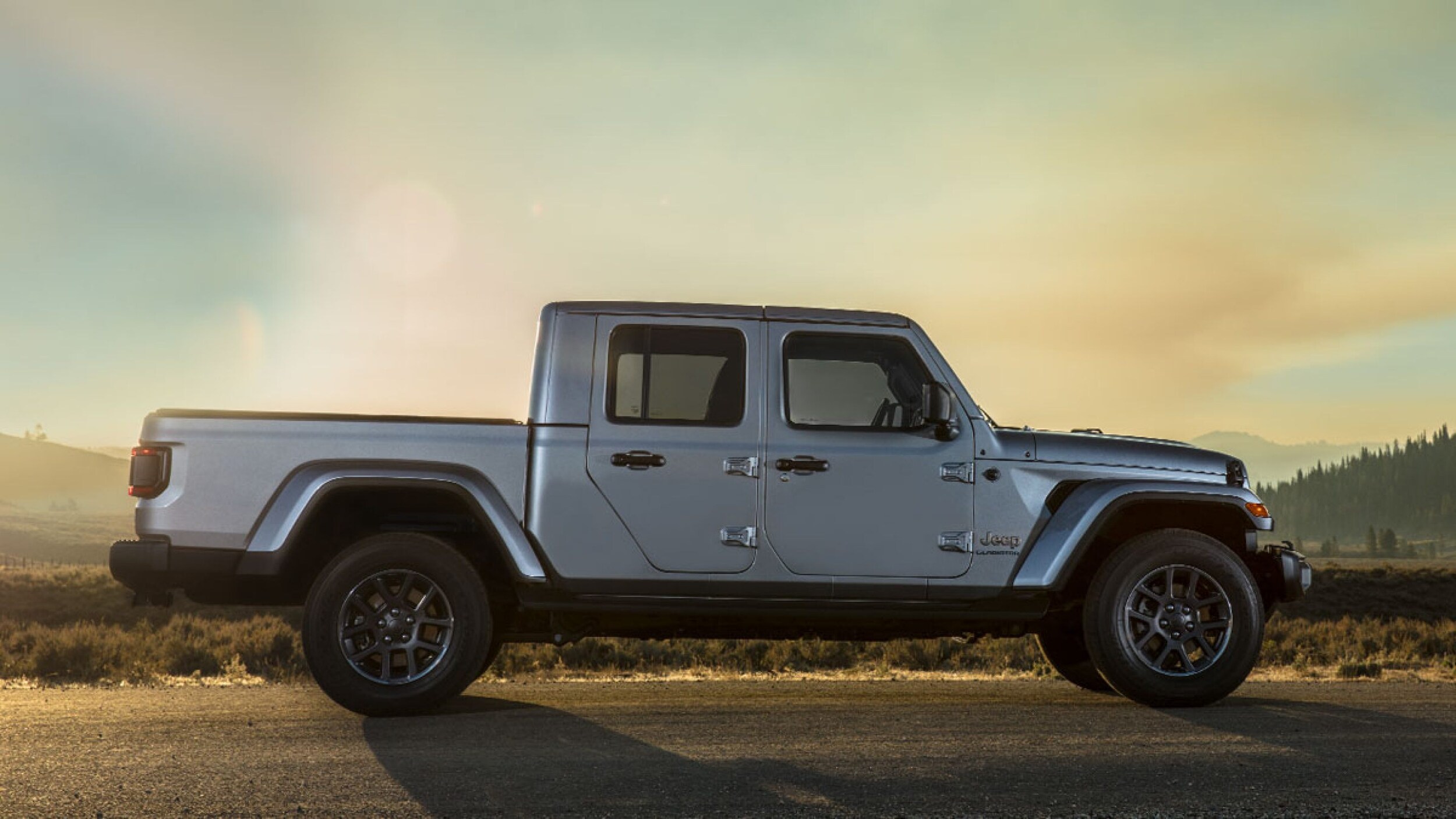 2020-Jeep-Gladiator-Gallery-Exterior-Grey-Overland-Parked_v2.jpg.image.2880.jpg