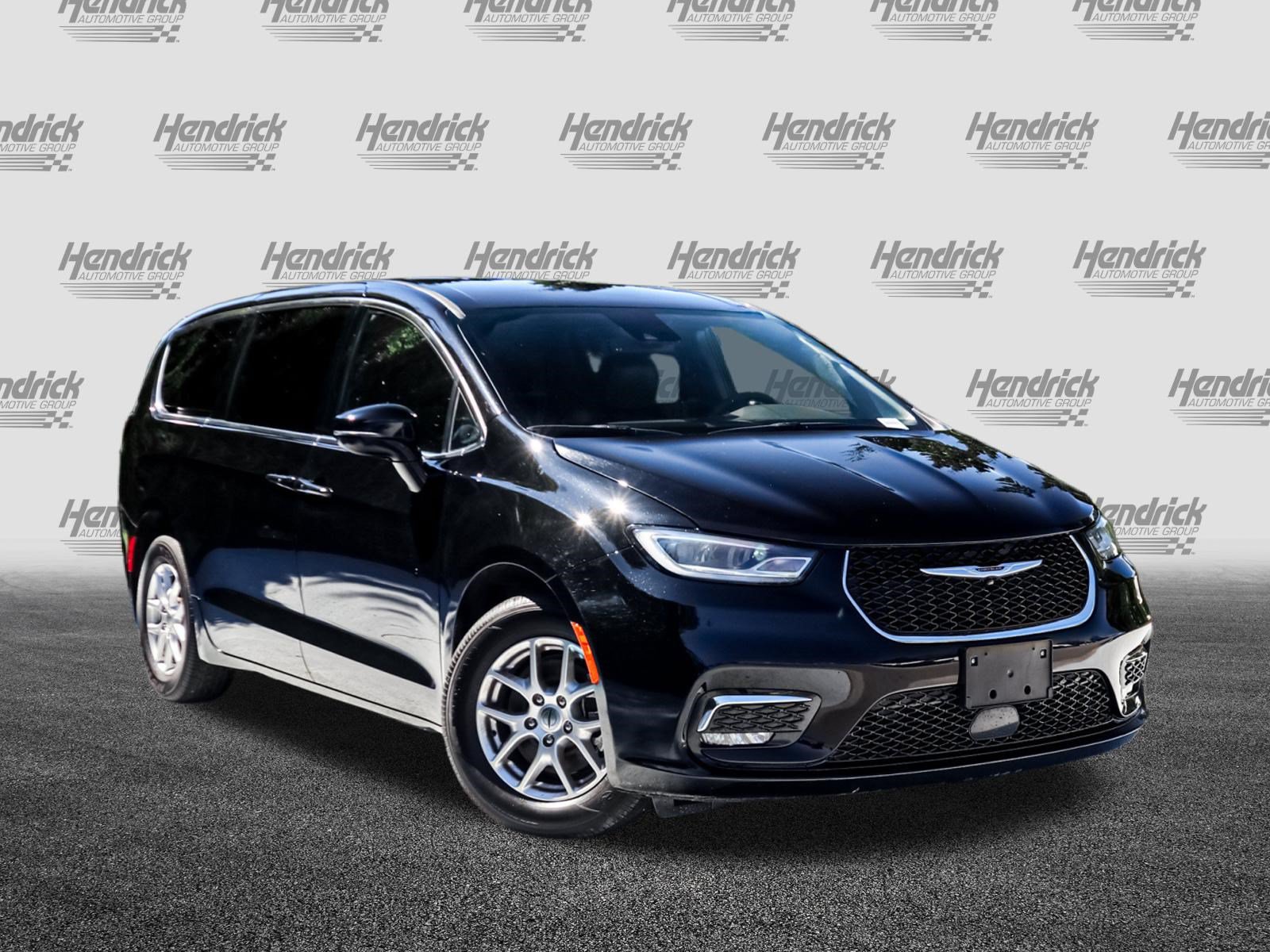 Used 2025 Chrysler Pacifica Select Minivan