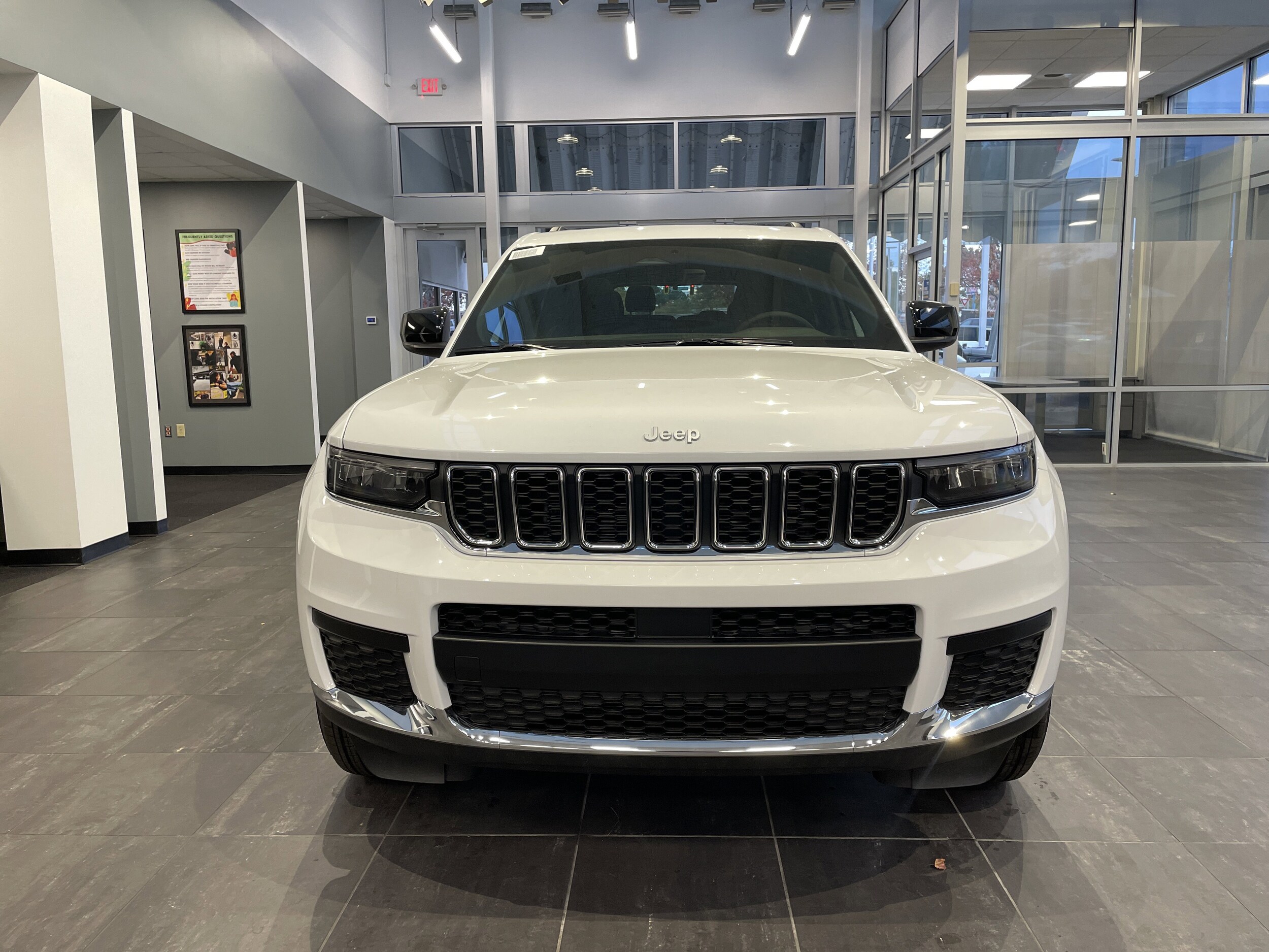 2025 Jeep Grand Cherokee Laredo X photo 2