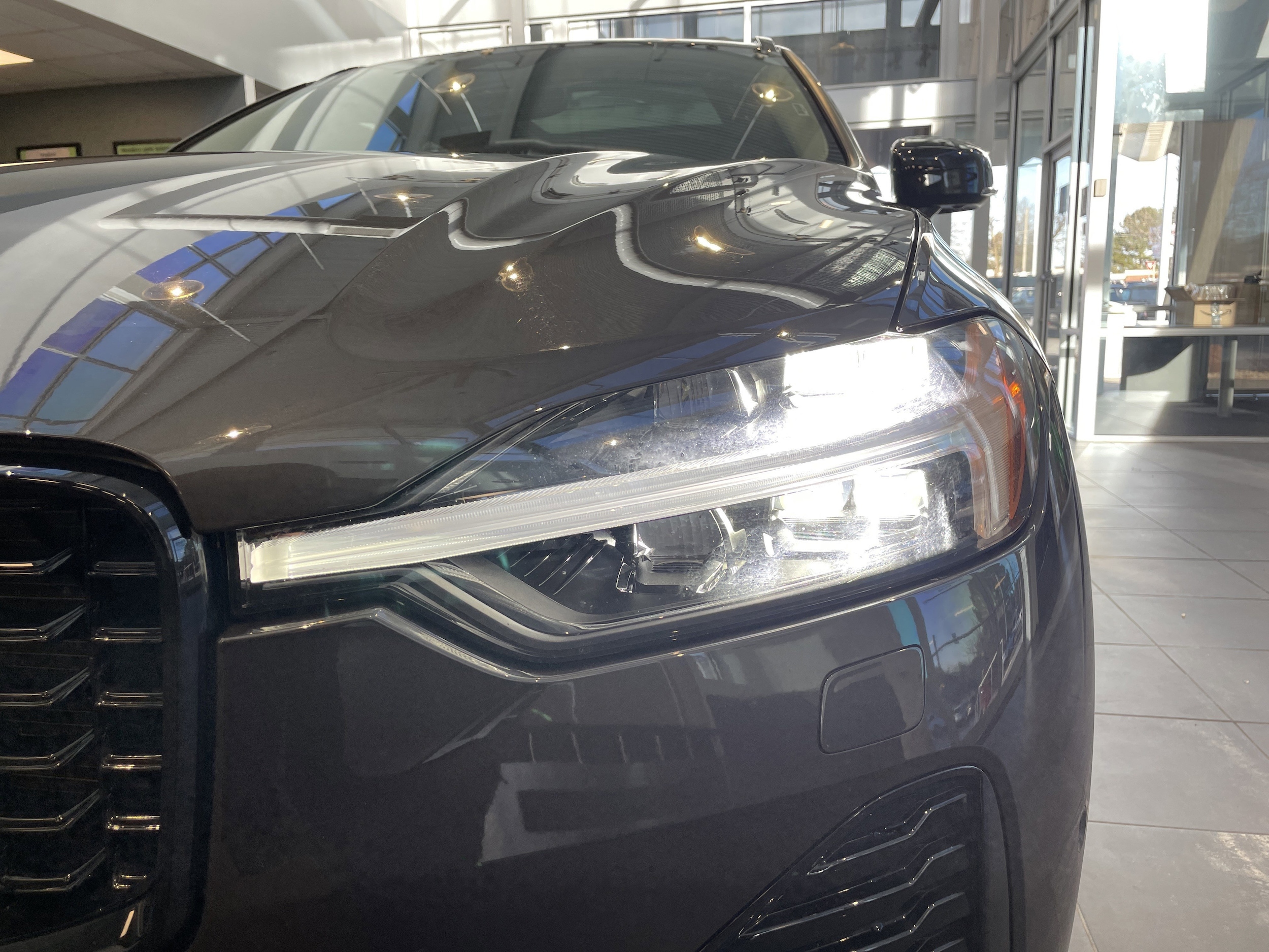 2025 Volvo XC60 Plus photo 2