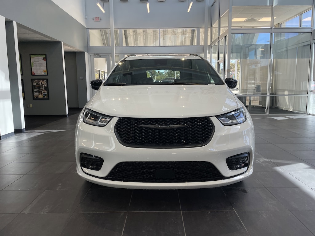 New 2026 Chrysler Pacifica Limited Minivan