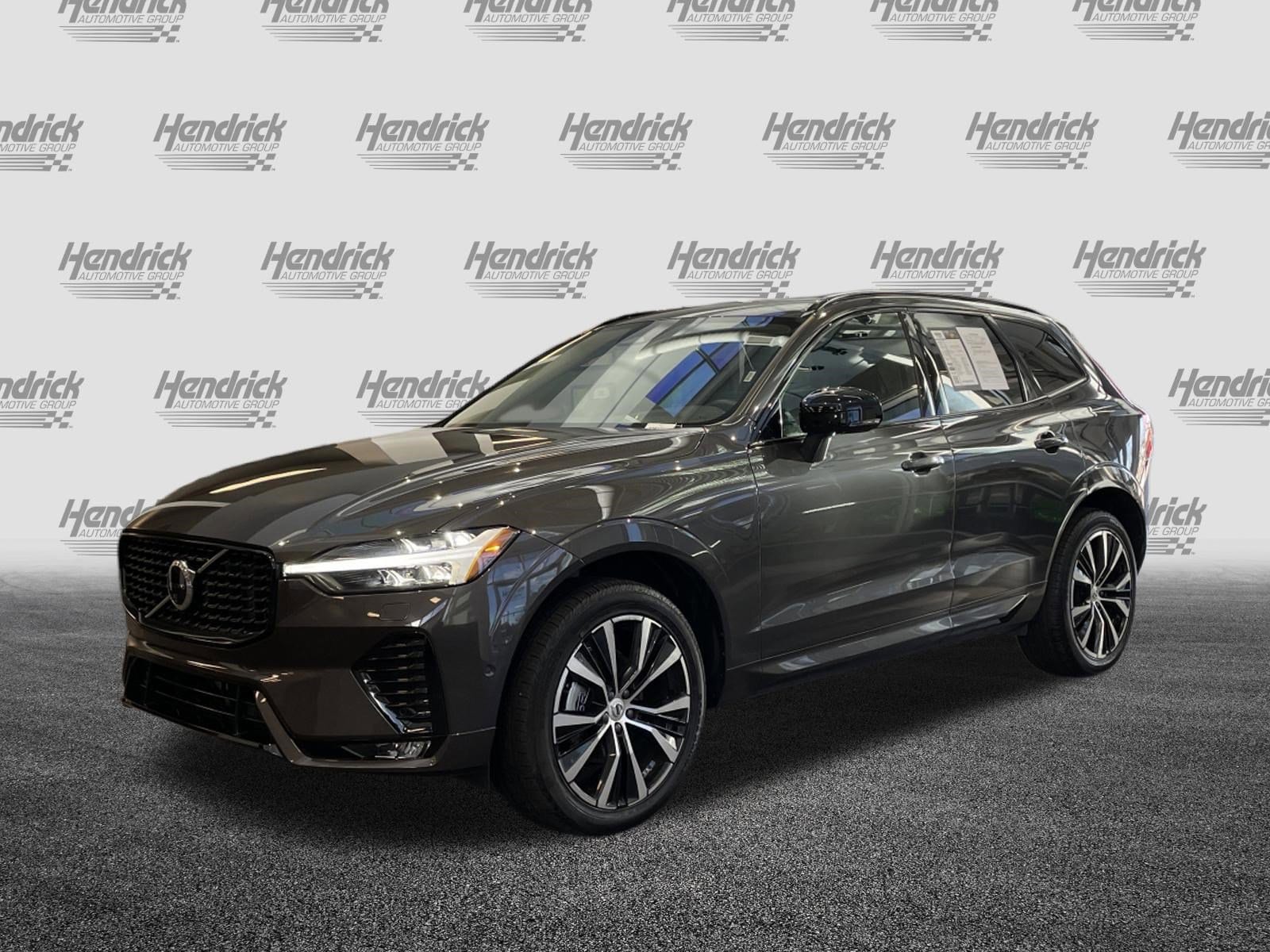 2025 Volvo XC60 Plus photo 4