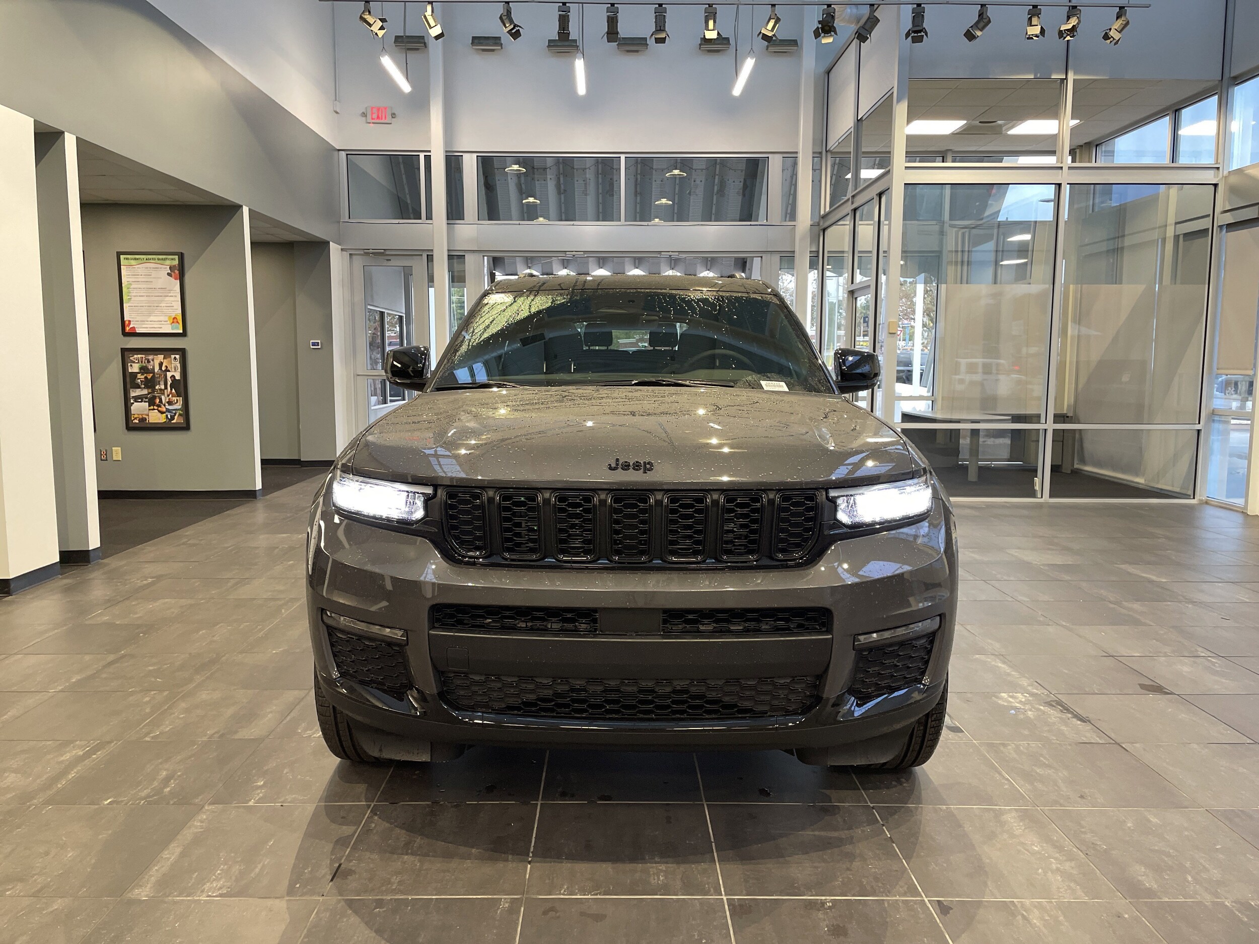 2025 Jeep Grand Cherokee Limited photo 2