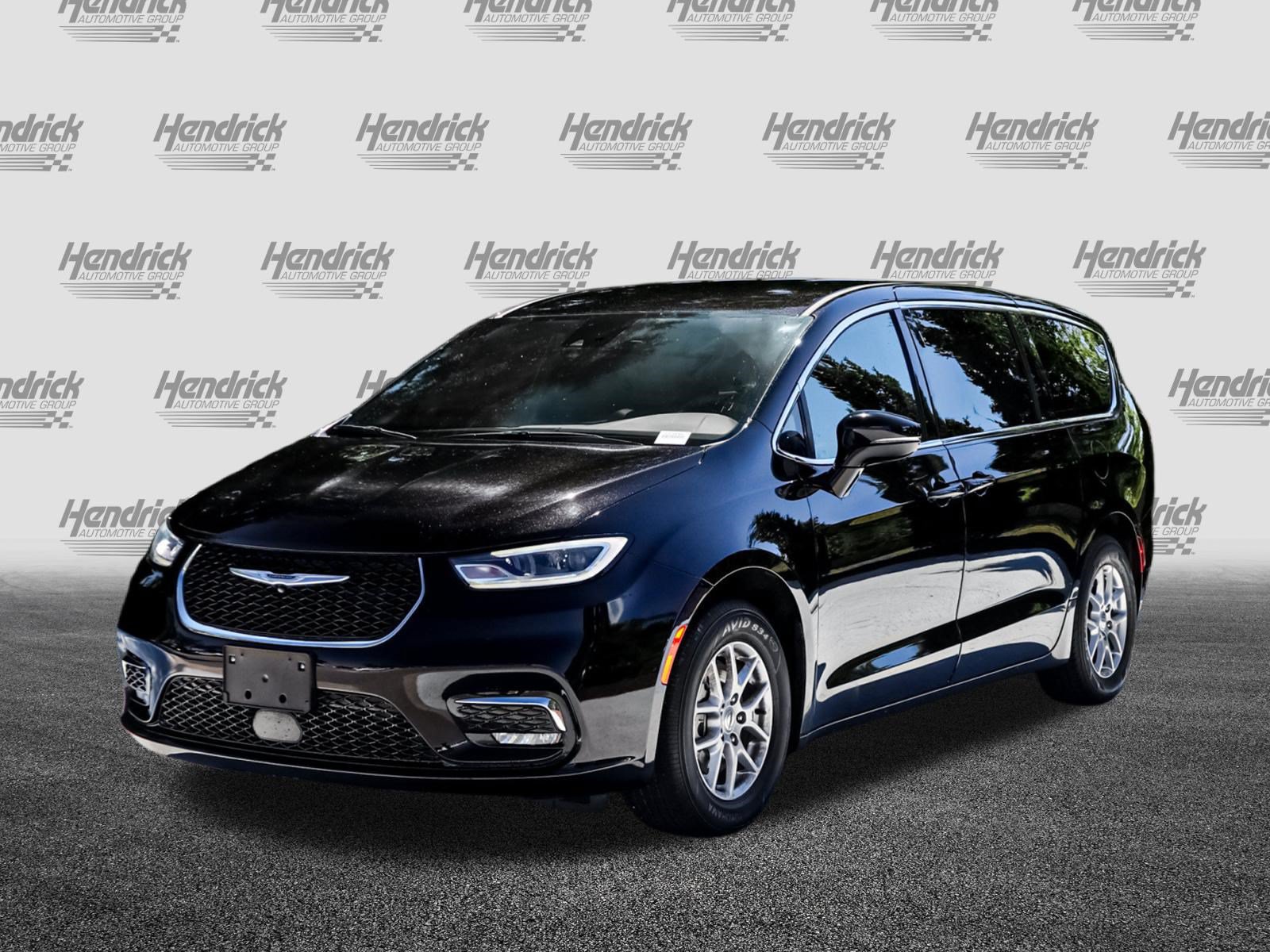 Used 2025 Chrysler Pacifica Select Minivan