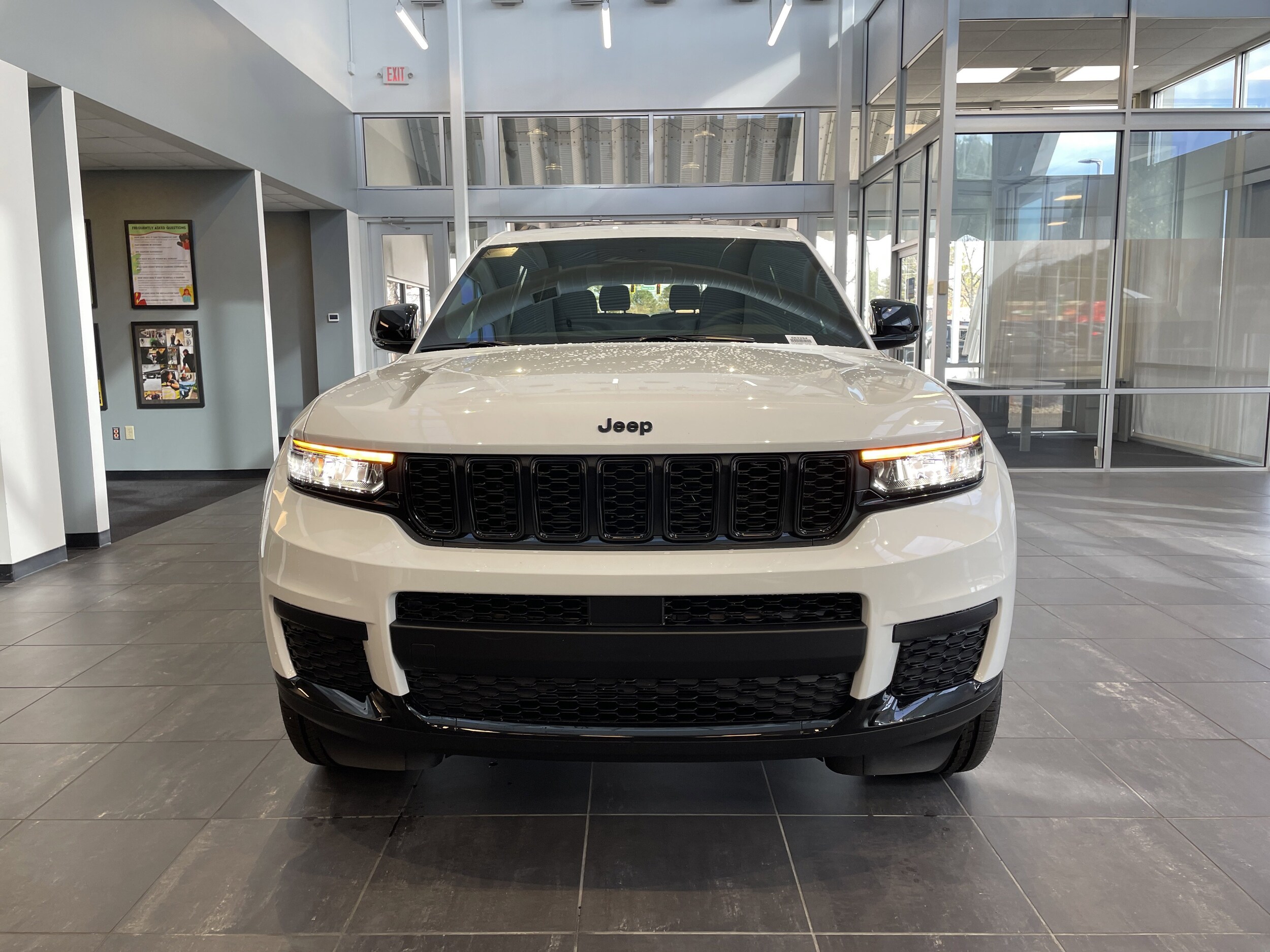 2025 Jeep Grand Cherokee Altitude photo 2