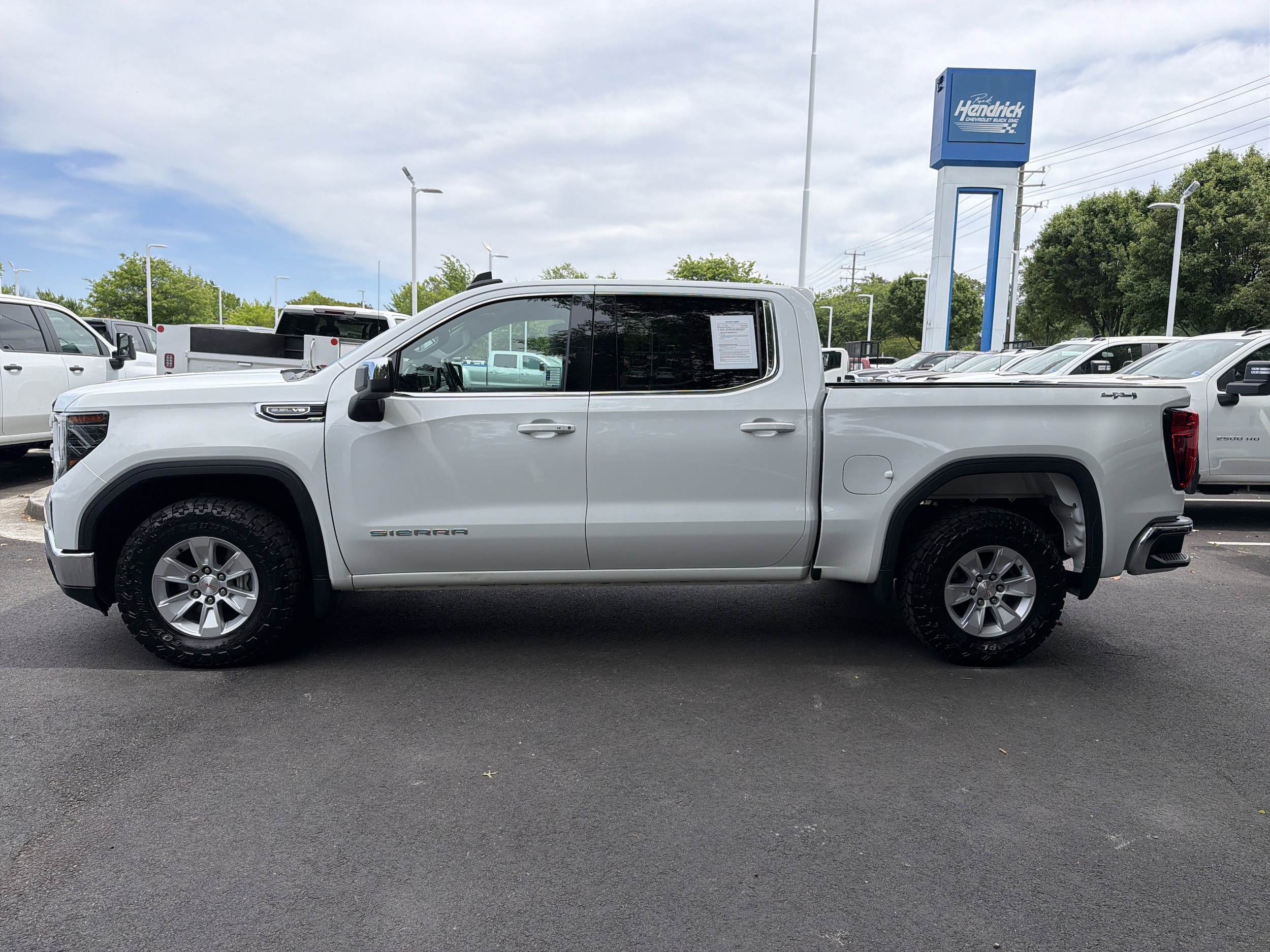 2022 GMC Sierra 1500 SLE photo 6