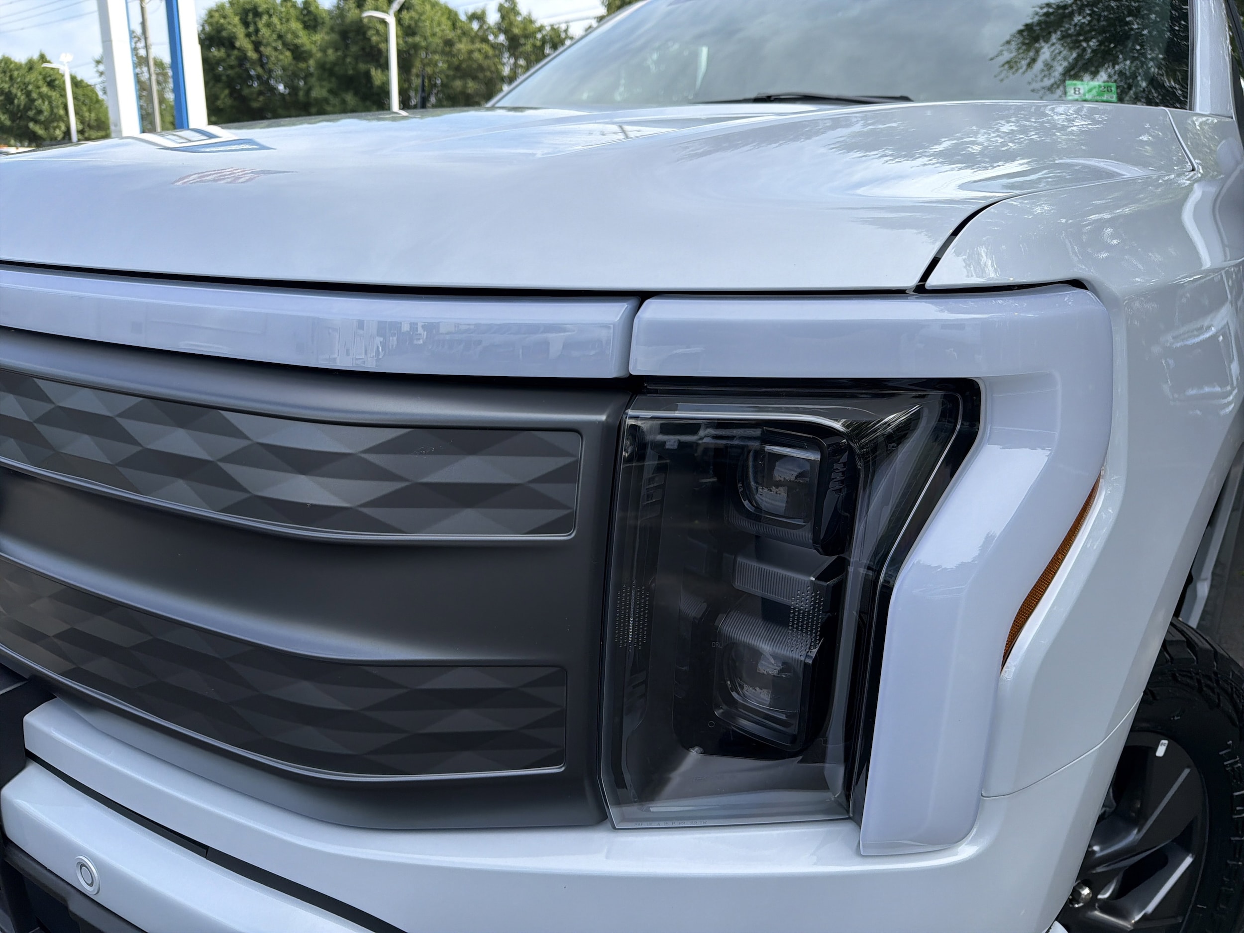 2025 Ford F-150 Lightning LARIAT photo 5