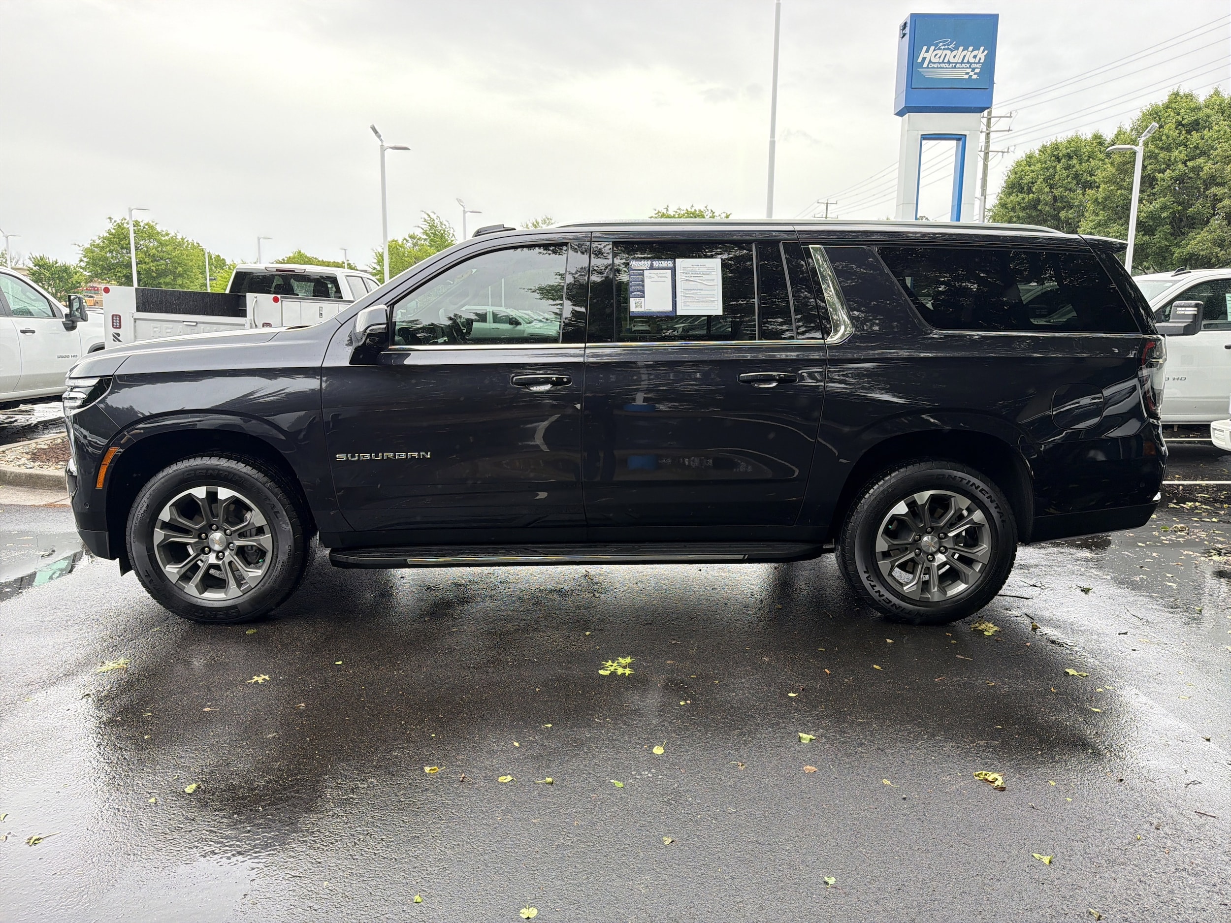 2025 Chevrolet Suburban LT photo 6
