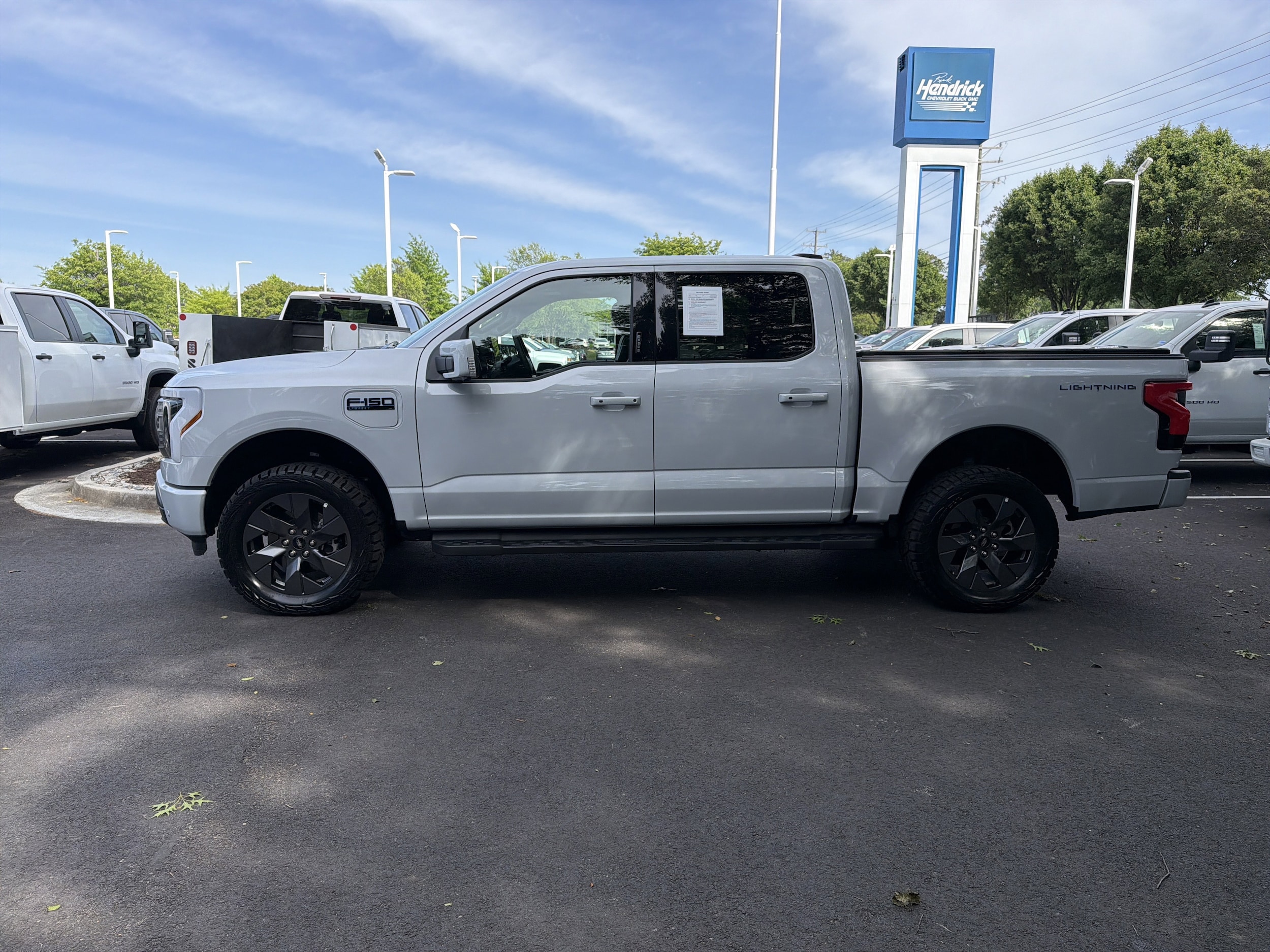 2025 Ford F-150 Lightning LARIAT photo 6