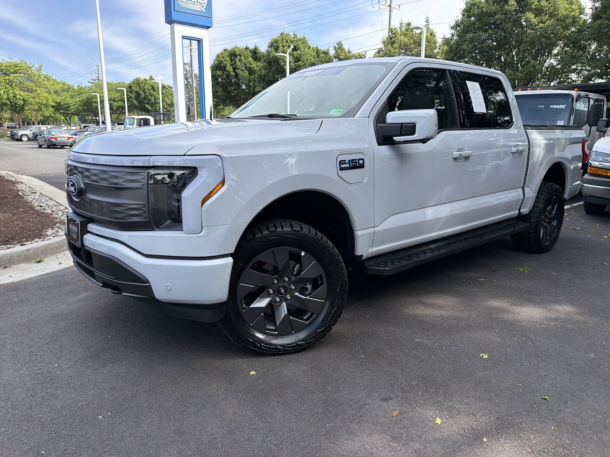2025 Ford F-150 Lightning LARIAT photo 4