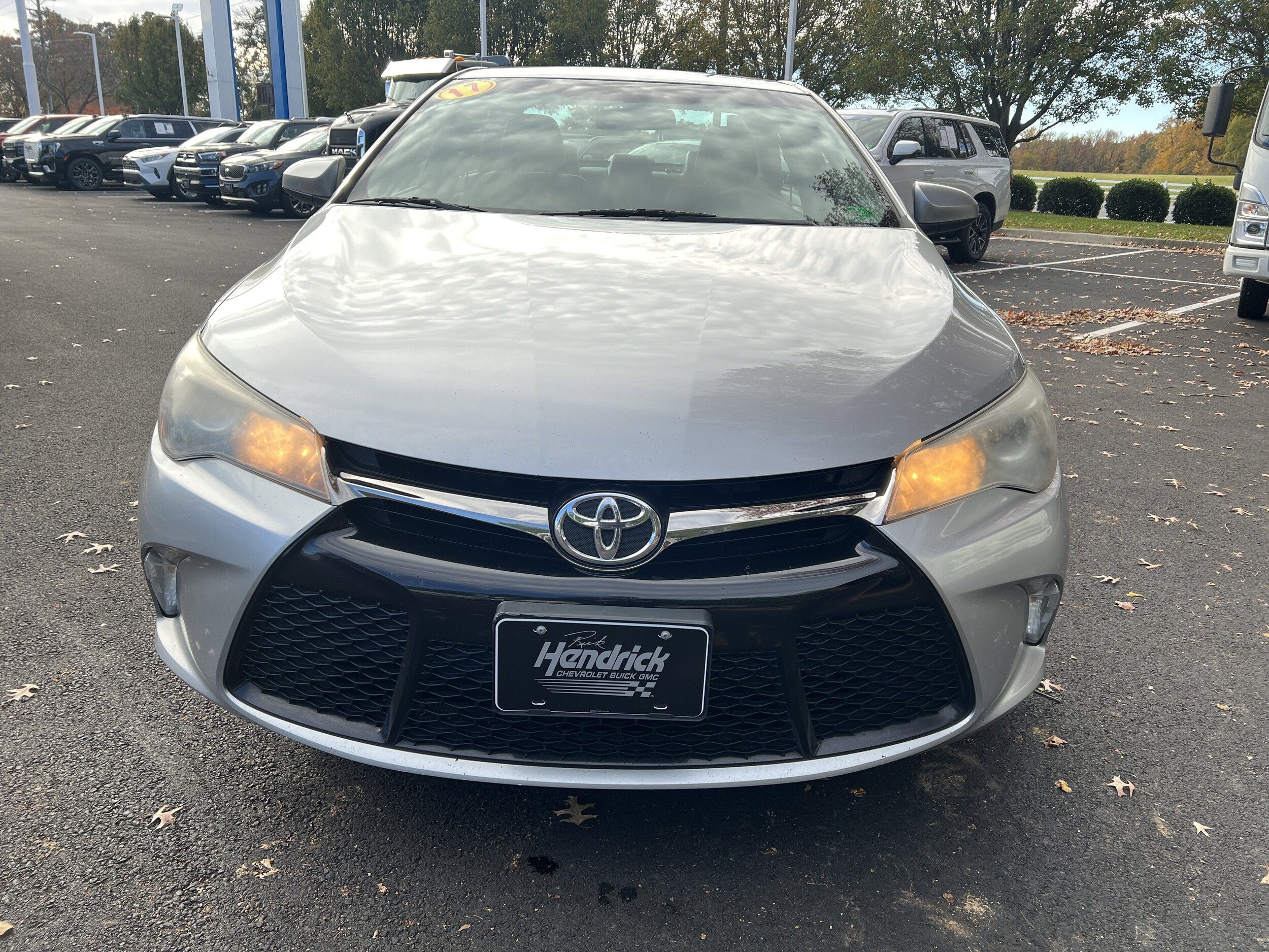 2017 Toyota Camry SE photo 2