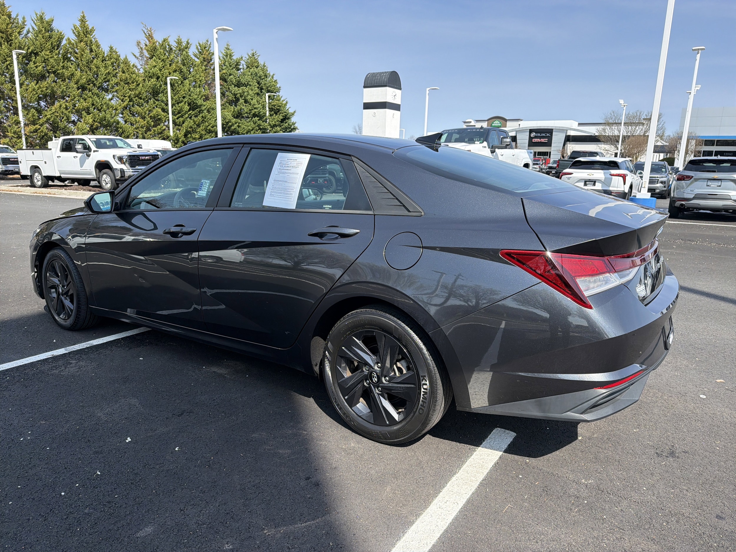 2023 Hyundai Elantra SEL photo 3