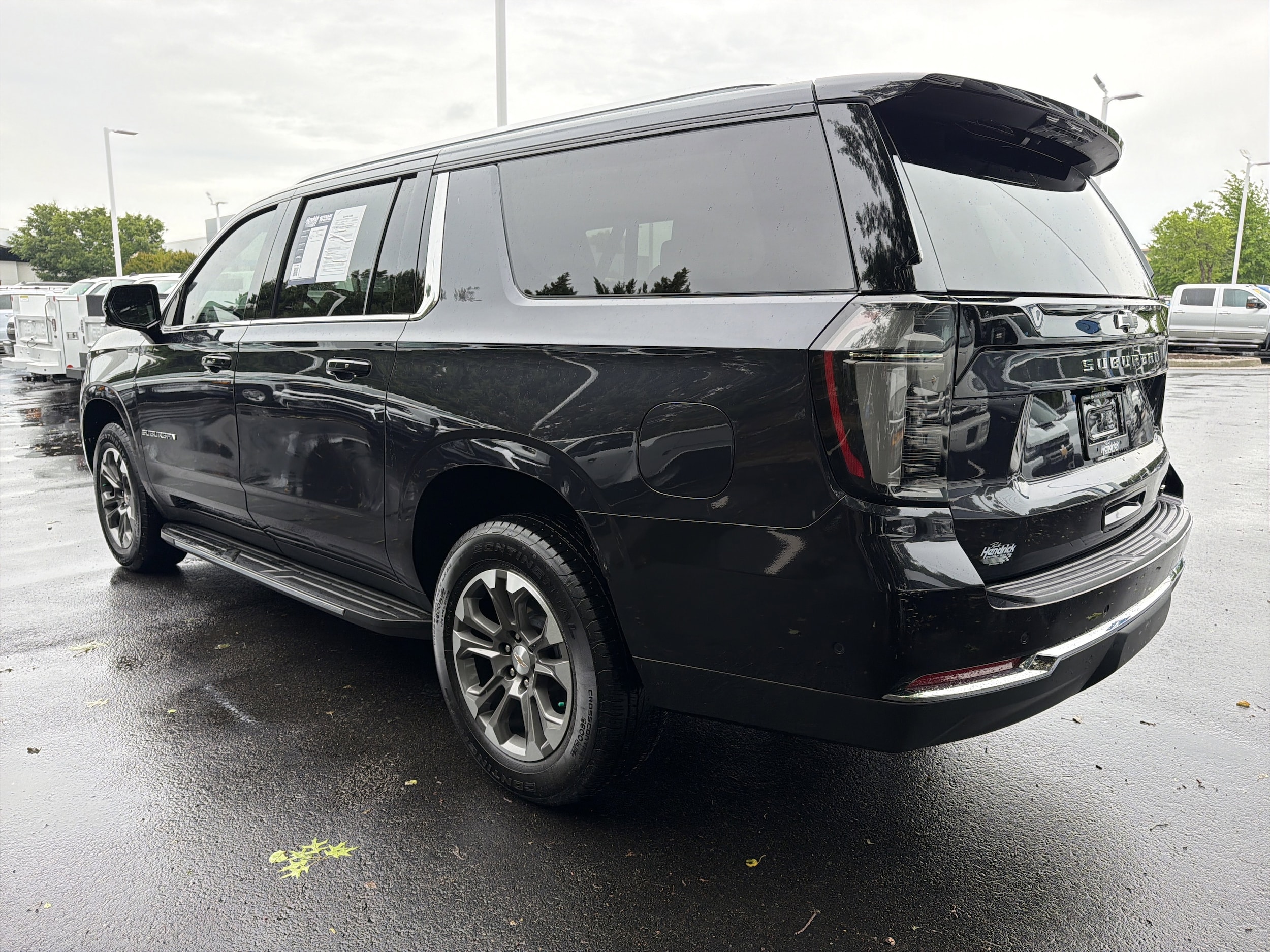 2025 Chevrolet Suburban LT photo 3