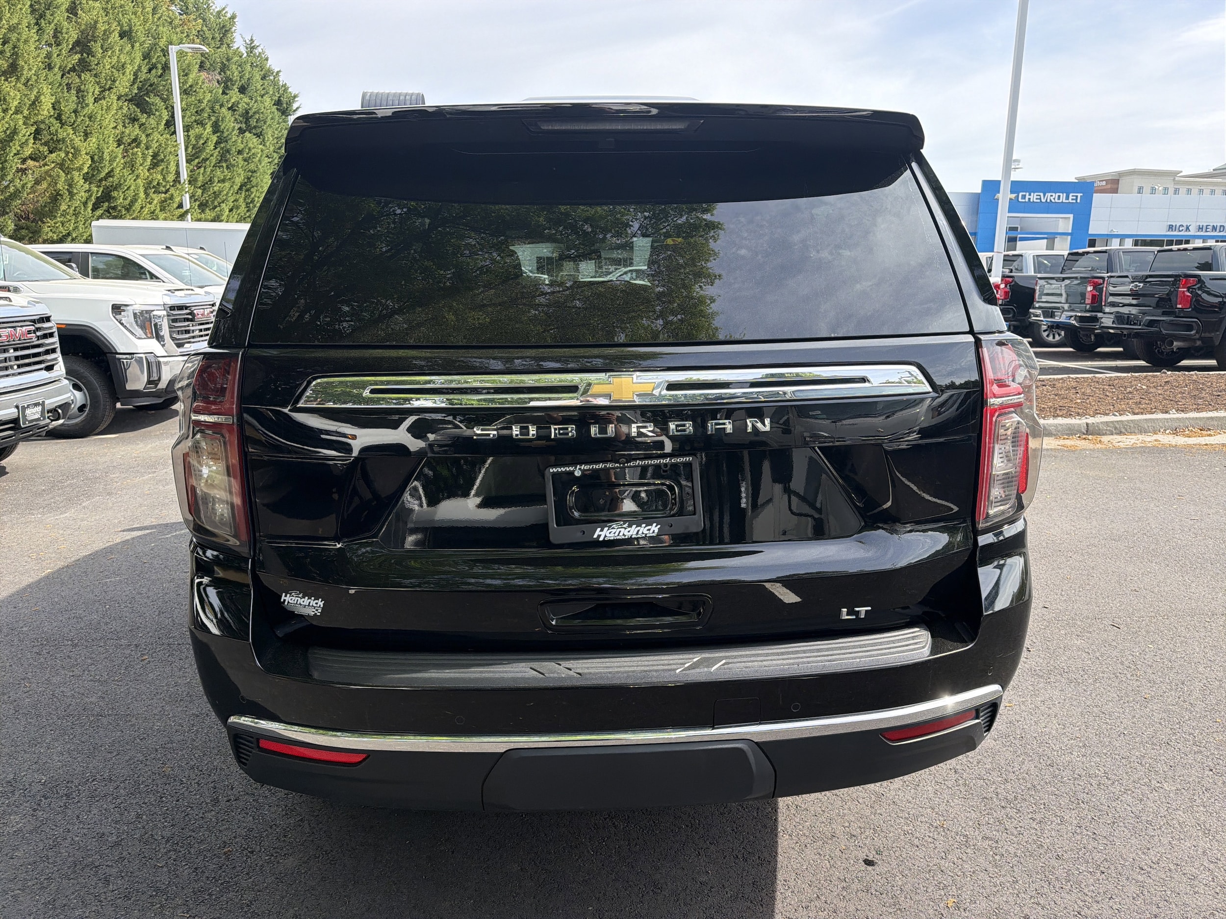 2024 Chevrolet Suburban LT photo 3