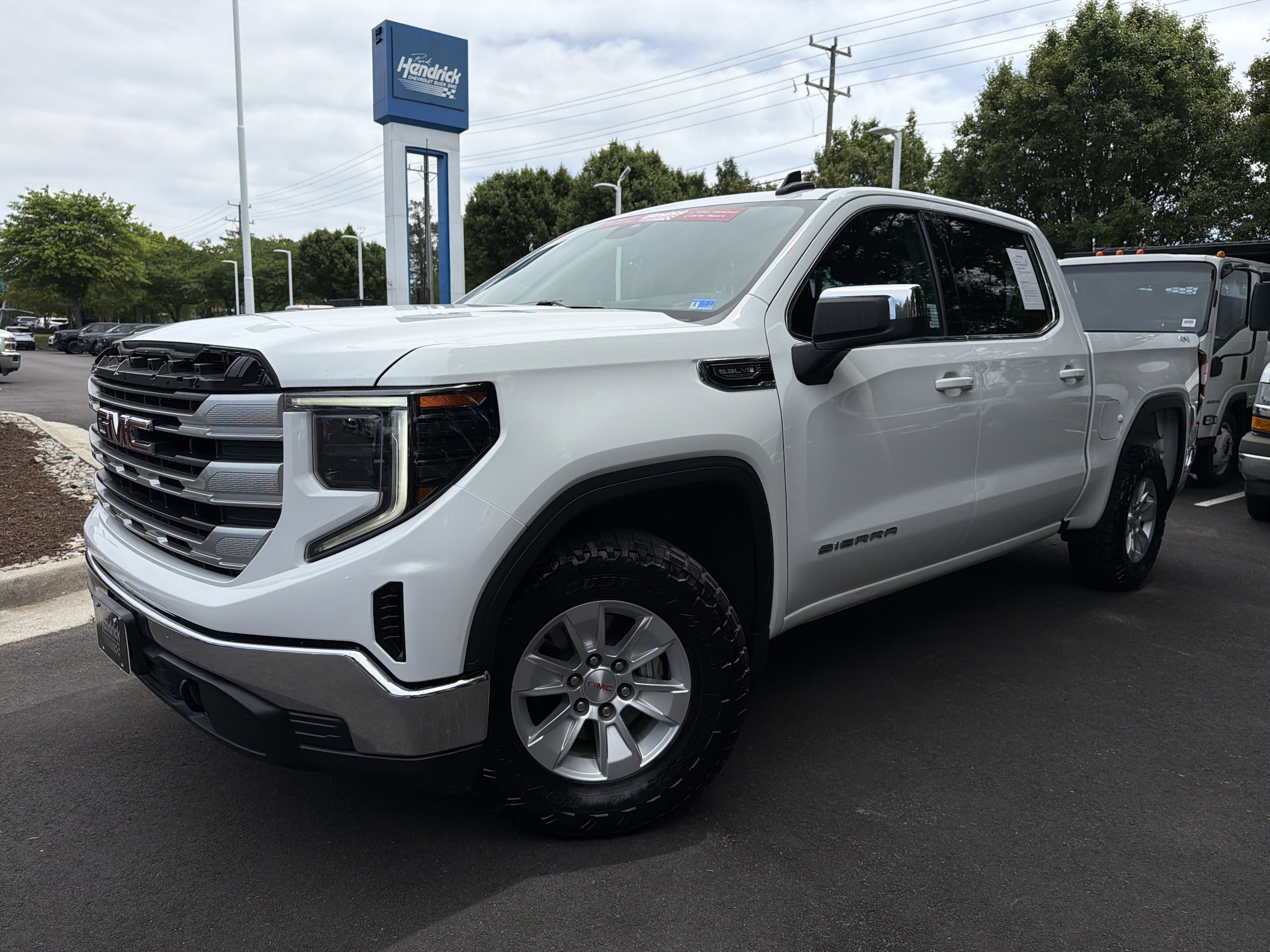 2022 GMC Sierra 1500 SLE photo 4