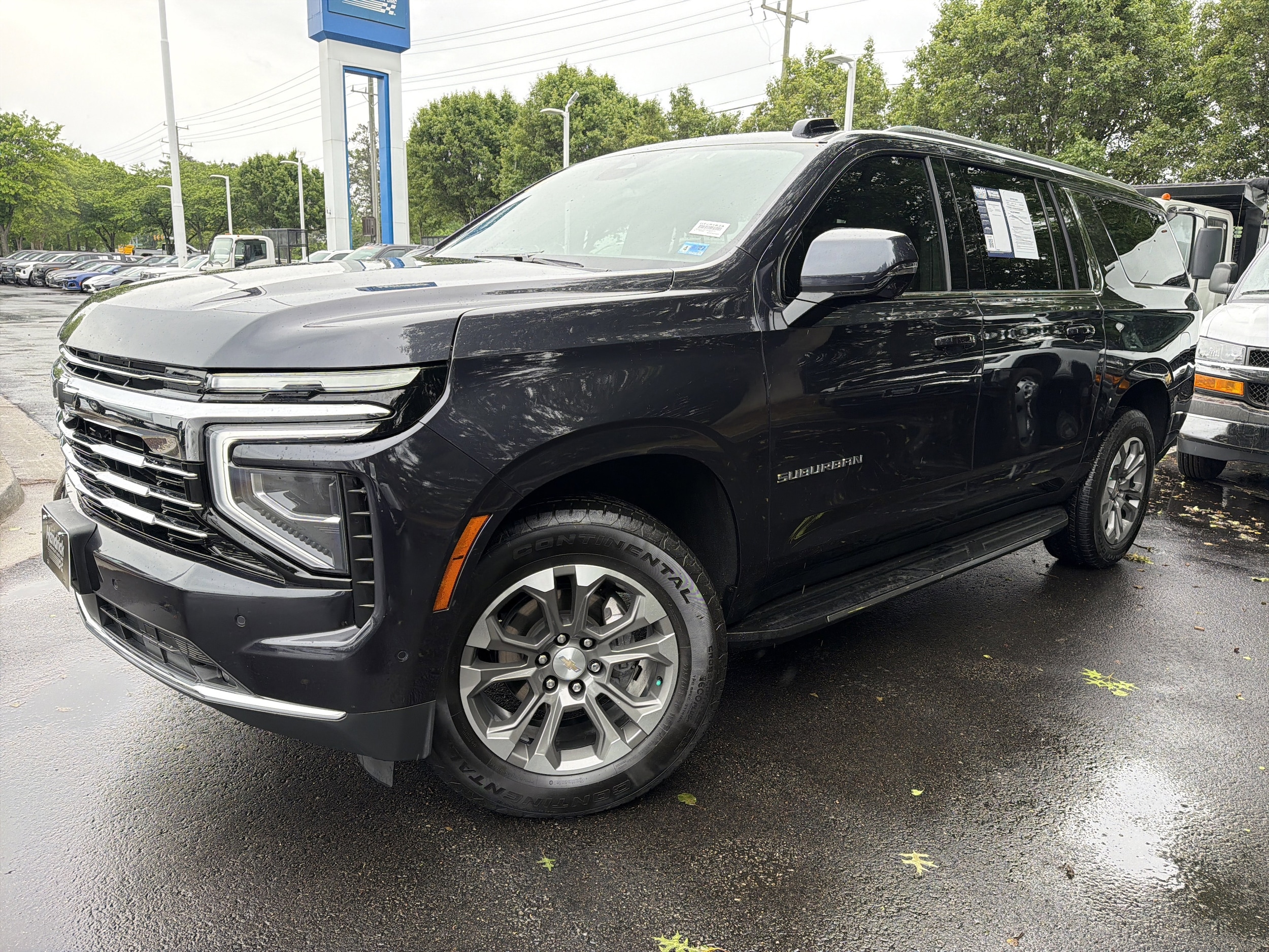 2025 Chevrolet Suburban LT photo 4